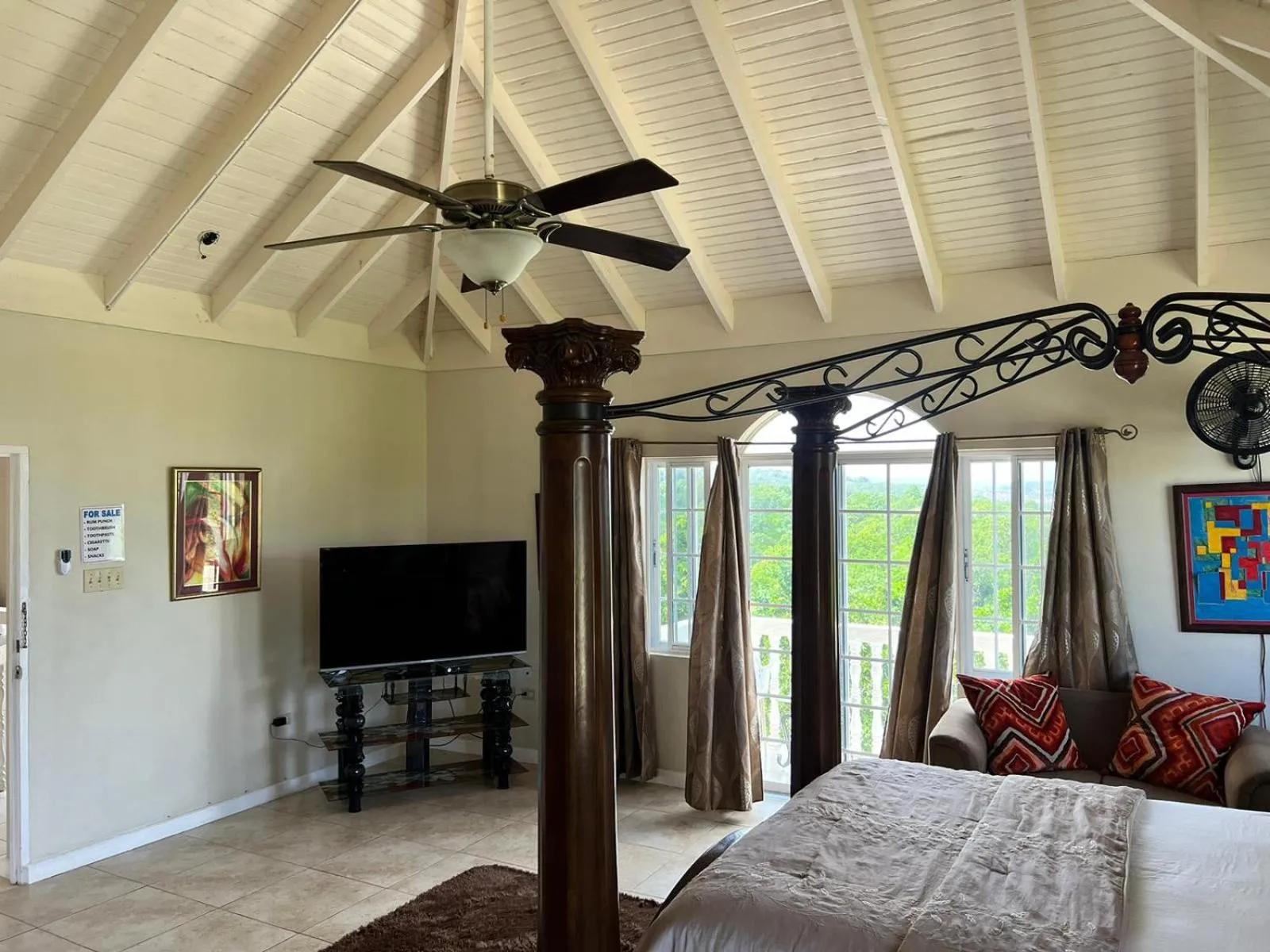 Communal lounge/ TV room in Retreat Guest House