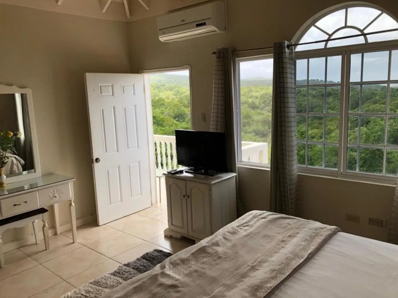 Communal lounge/ TV room, Bed in Retreat Guest House