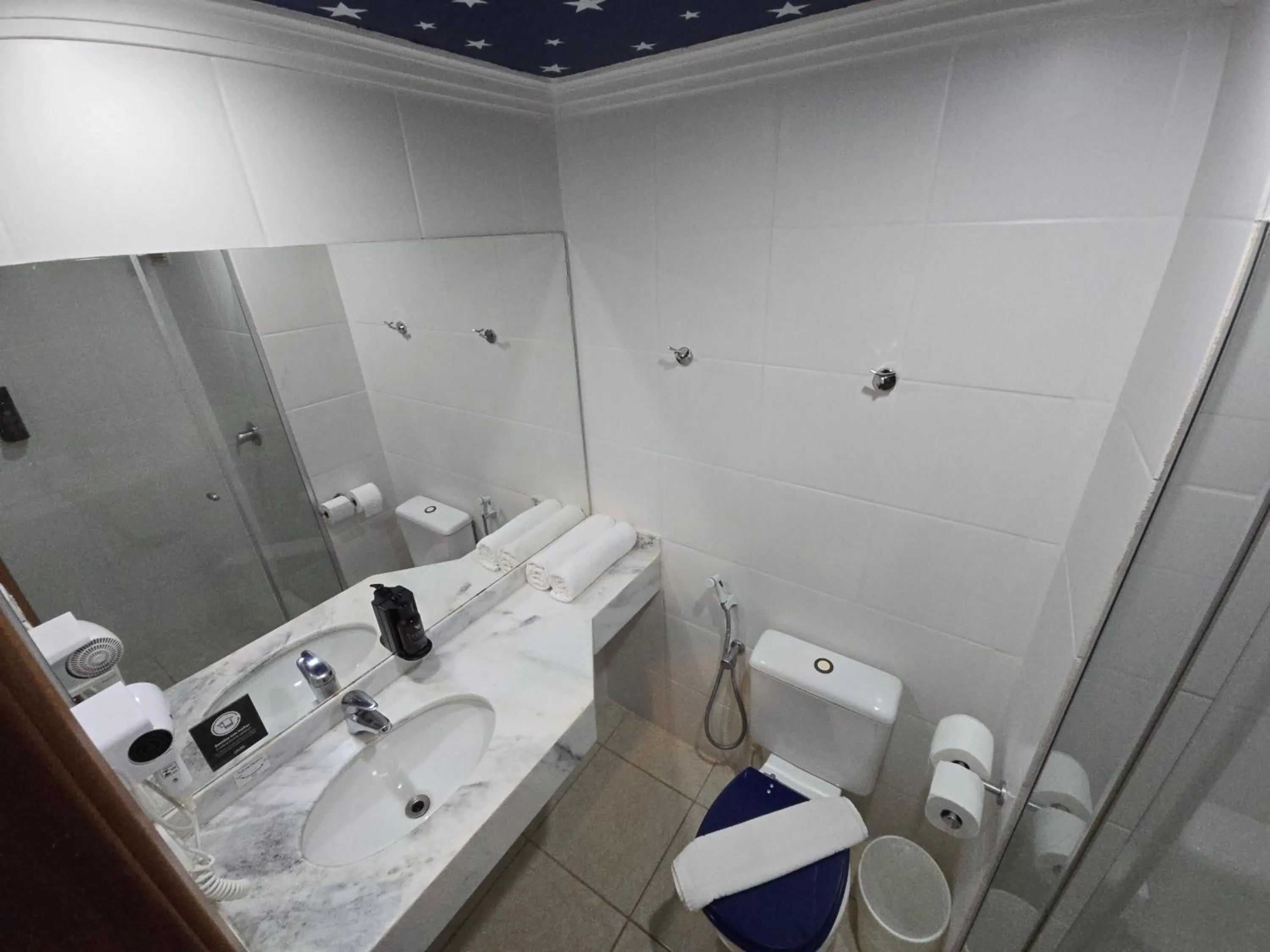 Toilet in Golden Tower Maurilio Biagi by Fênix Hotéis