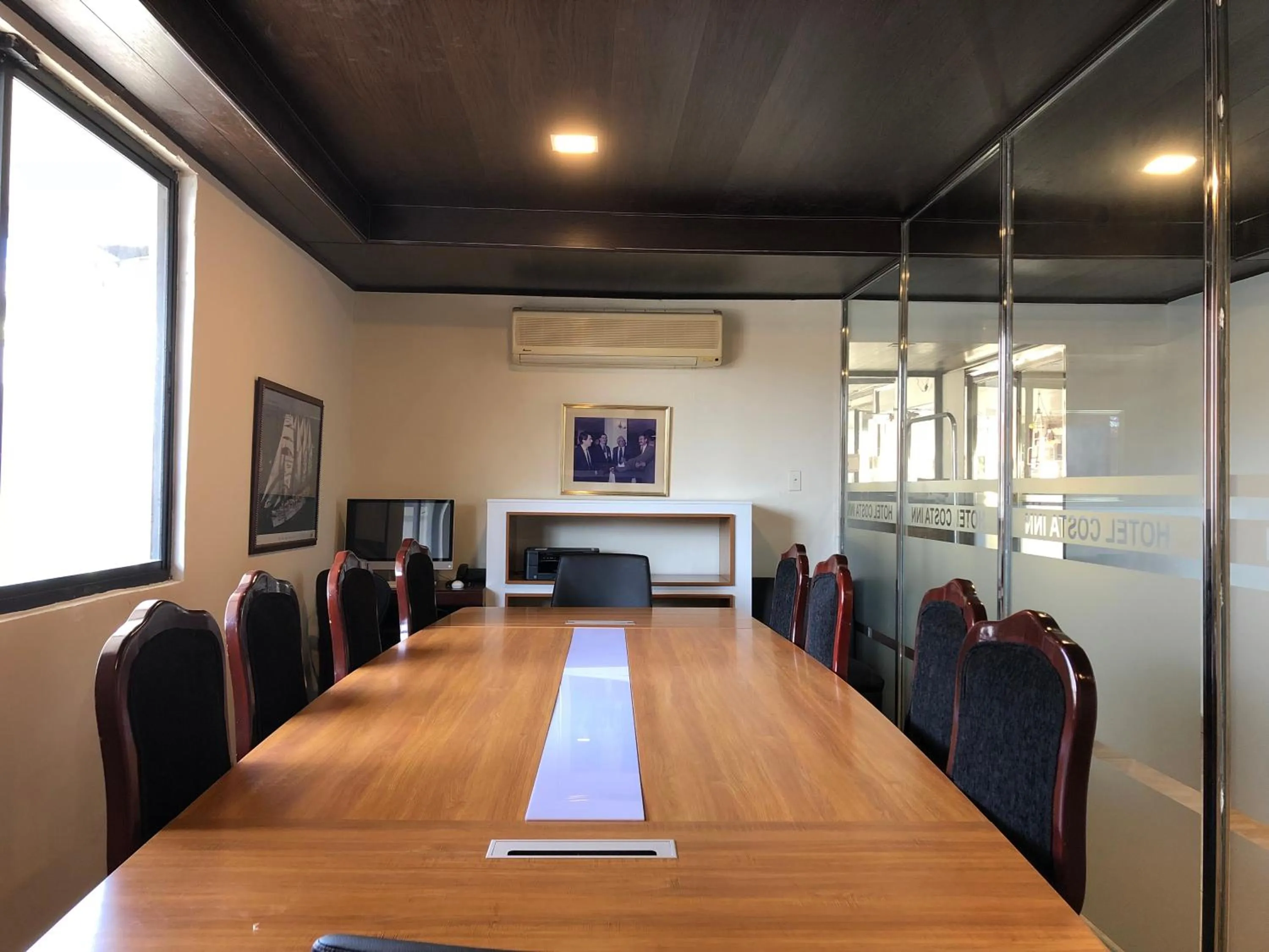 Communal lounge/ TV room in Hotel Costa Inn