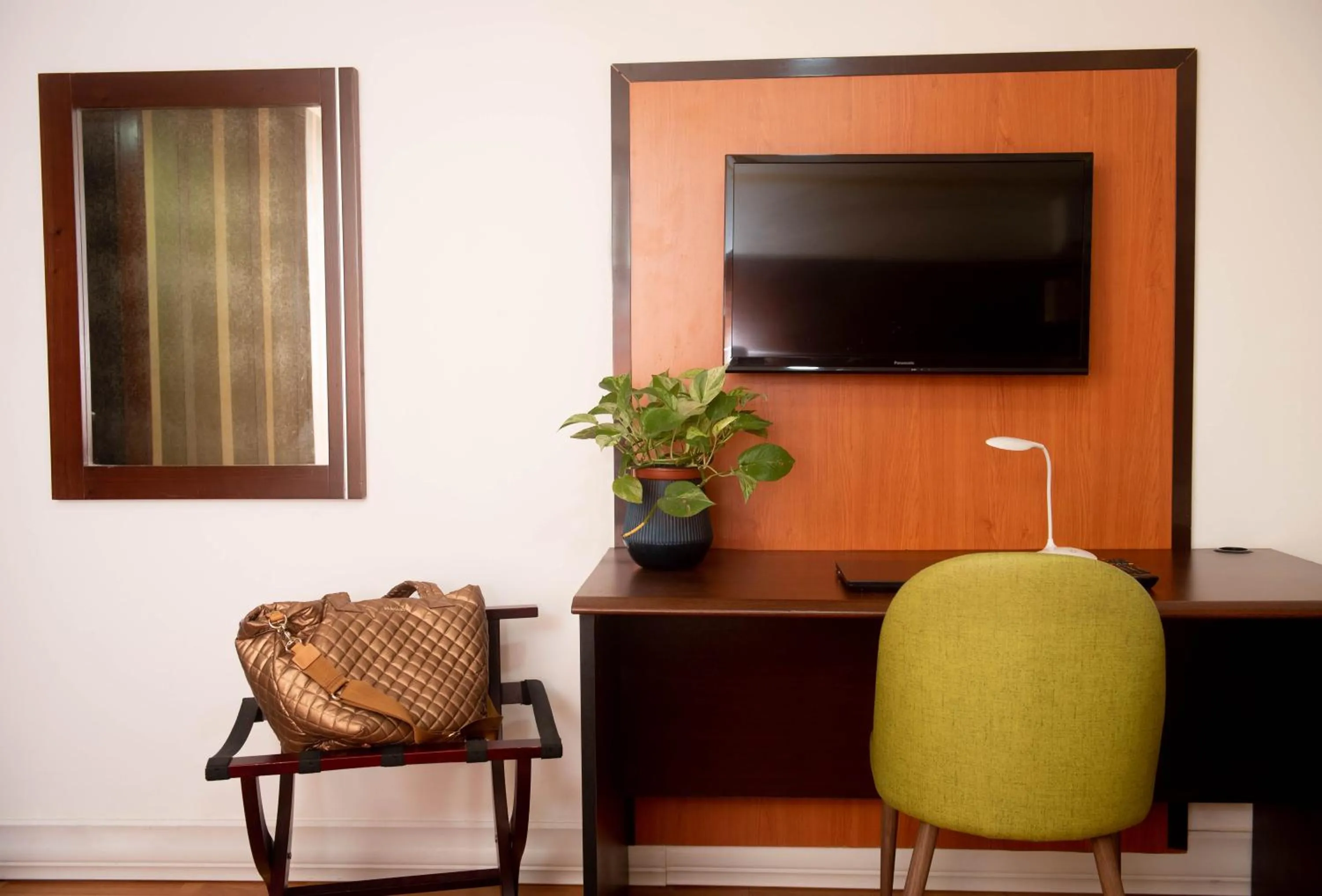 Bedroom in Cresta Inn