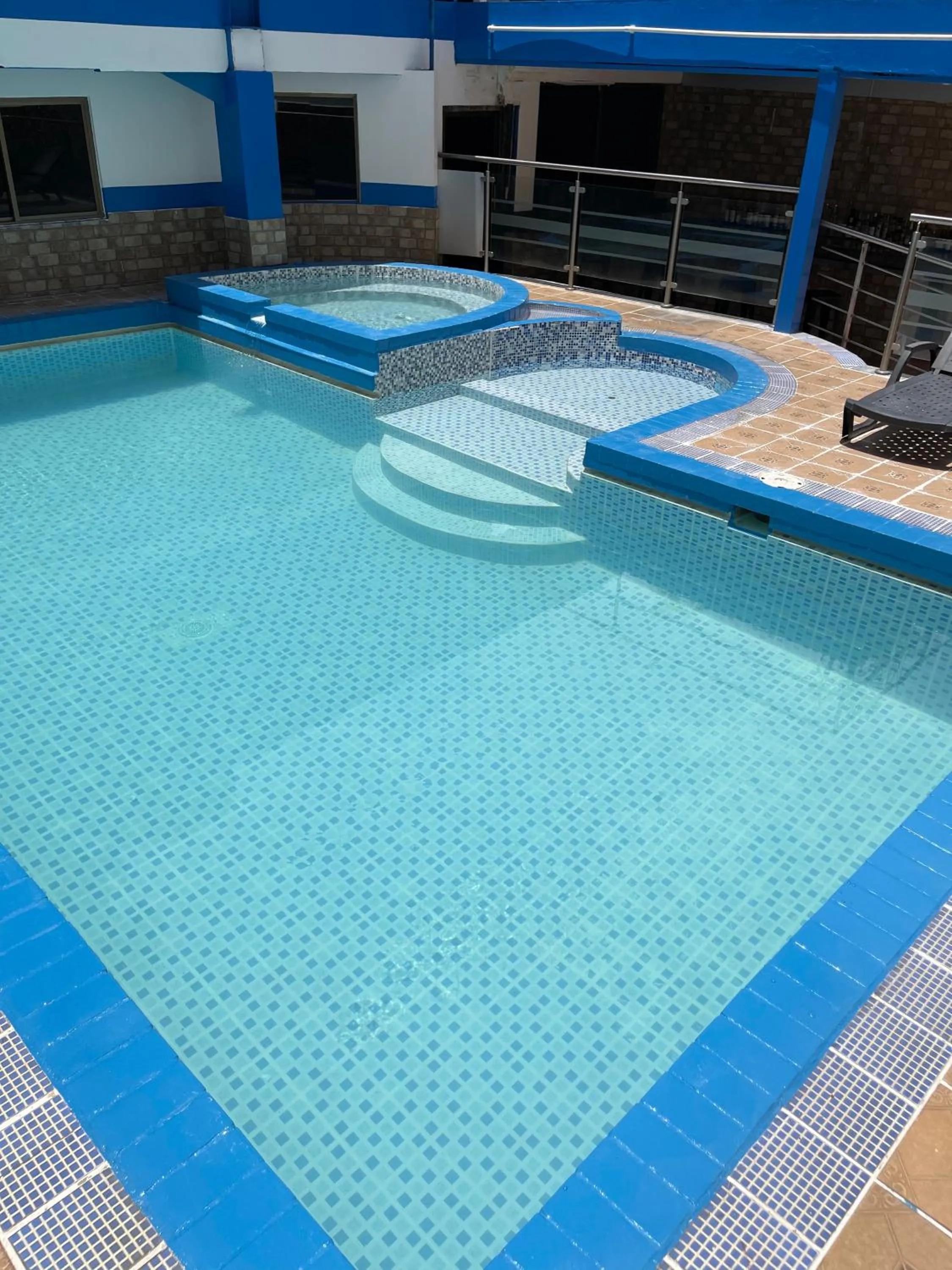 Swimming pool in Cresta Inn