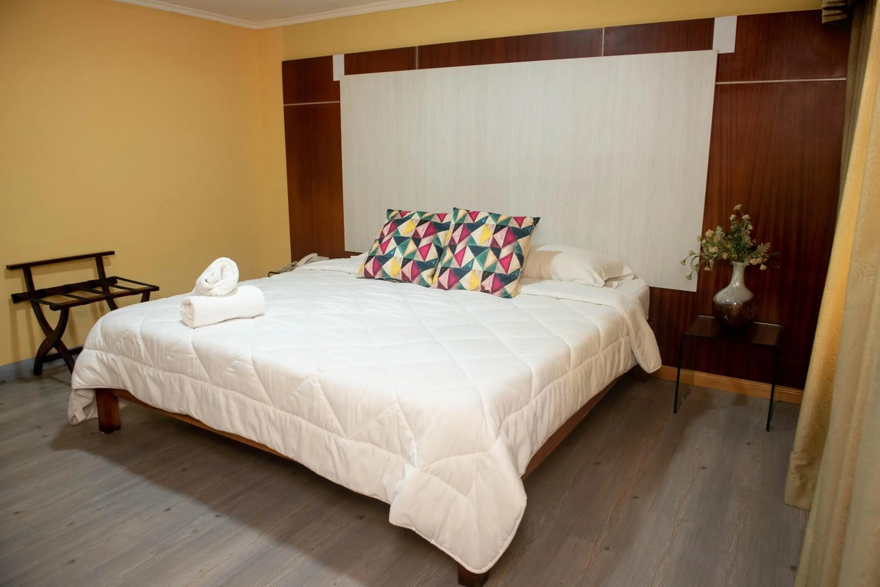 Bedroom, Bed in Cresta Inn