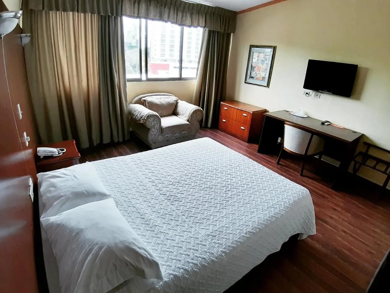 Bedroom, Bed in Cresta Inn