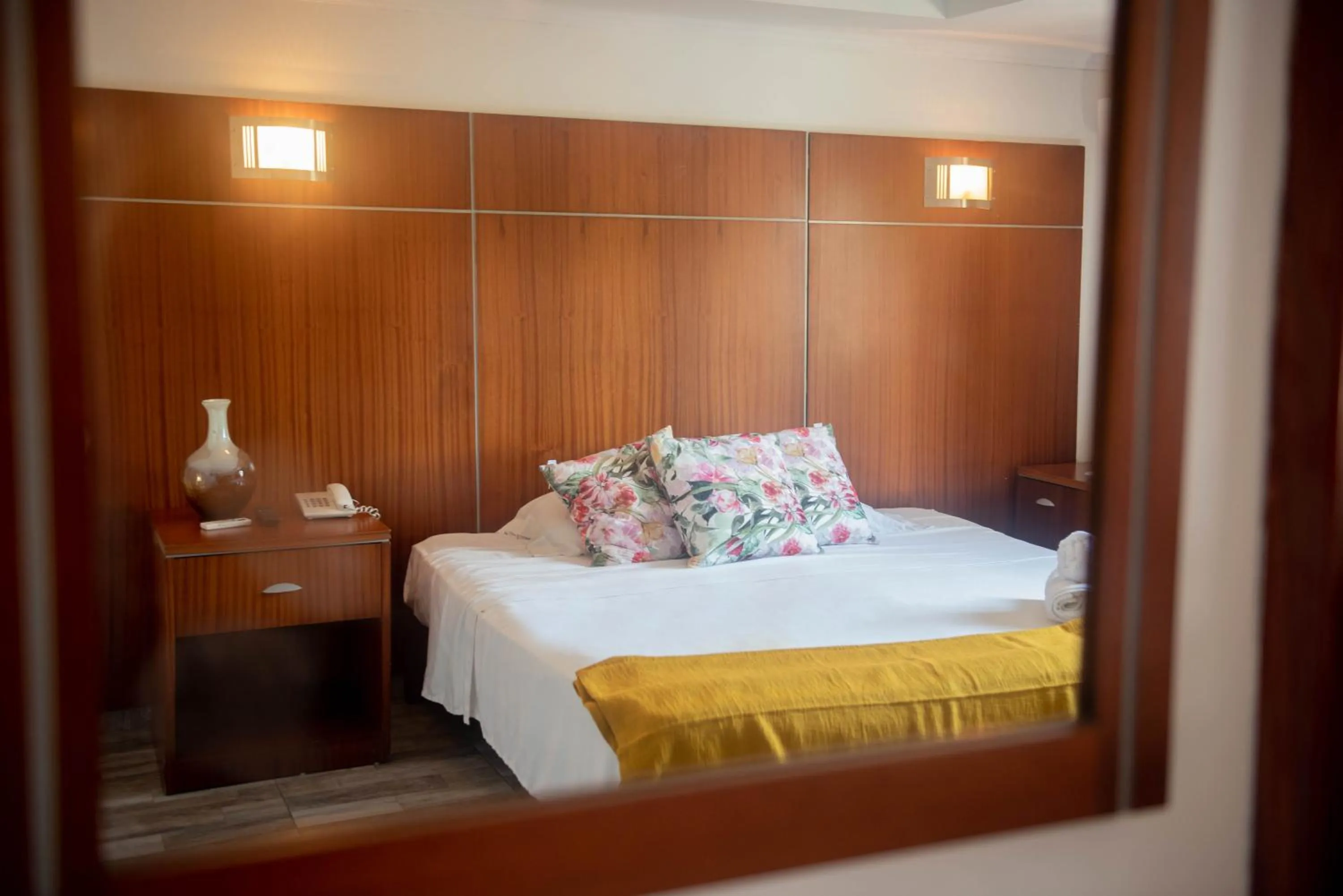 Bedroom, Bed in Cresta Inn