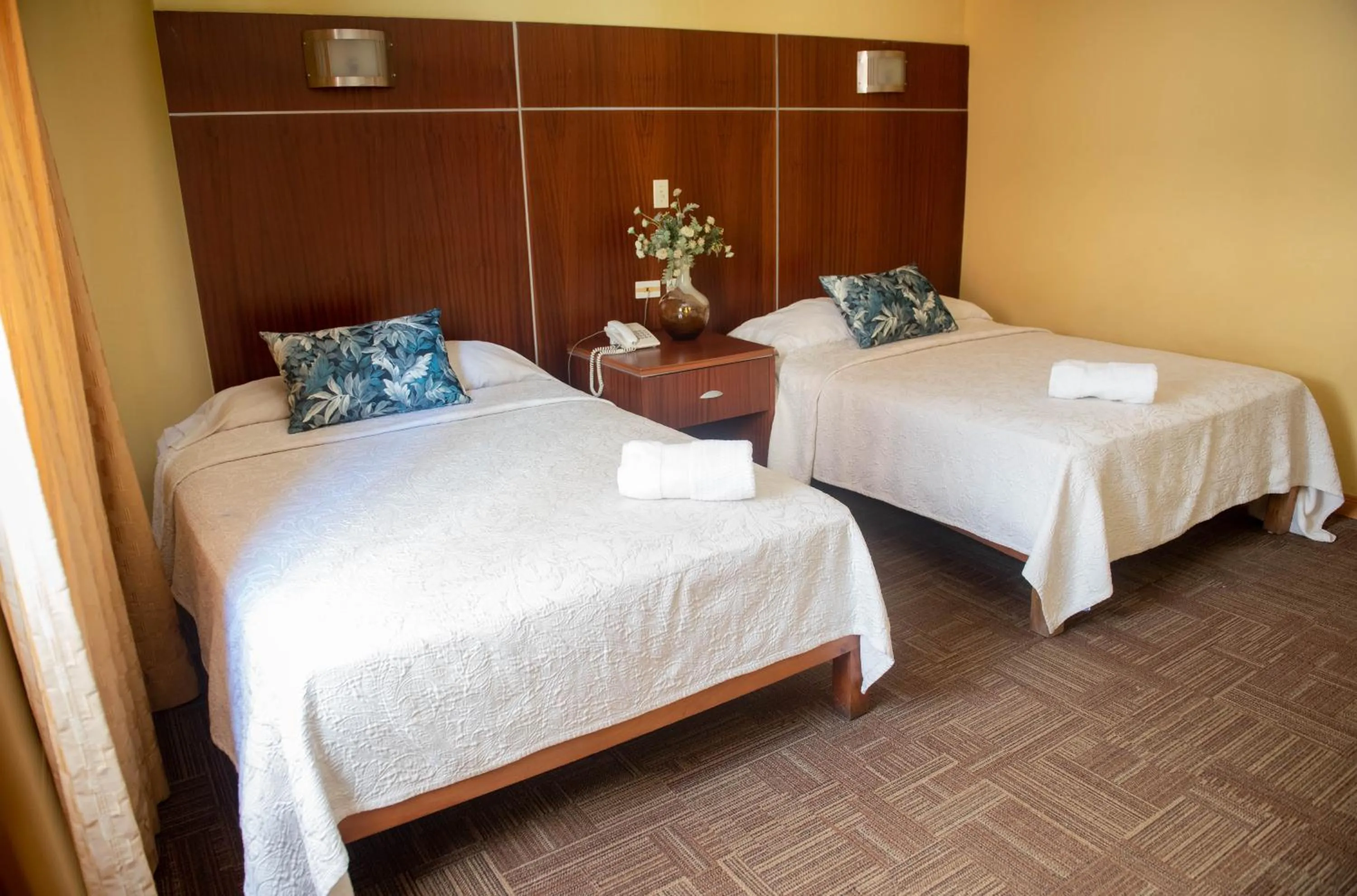 Bedroom, Bed in Cresta Inn