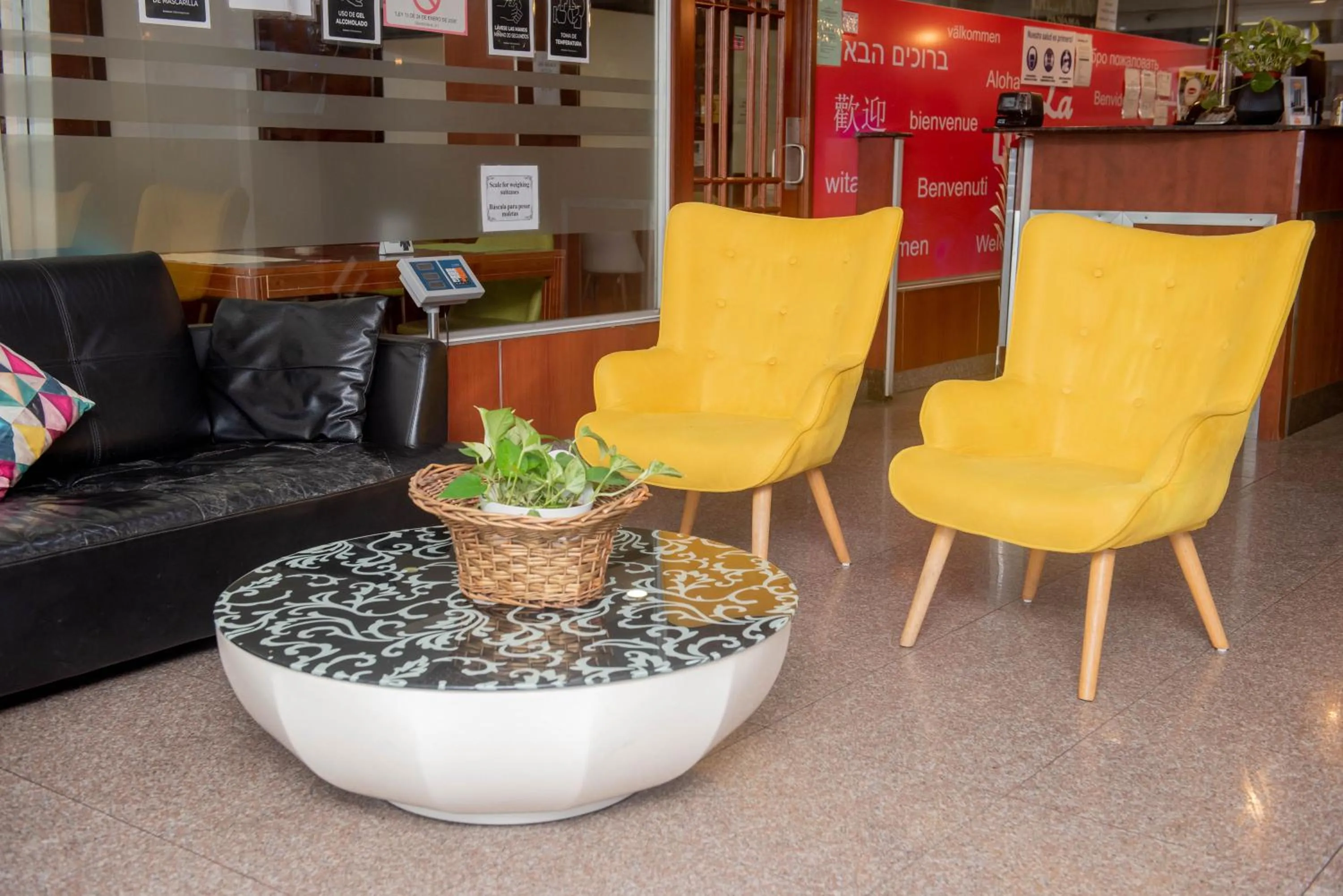 Lobby or reception in Cresta Inn