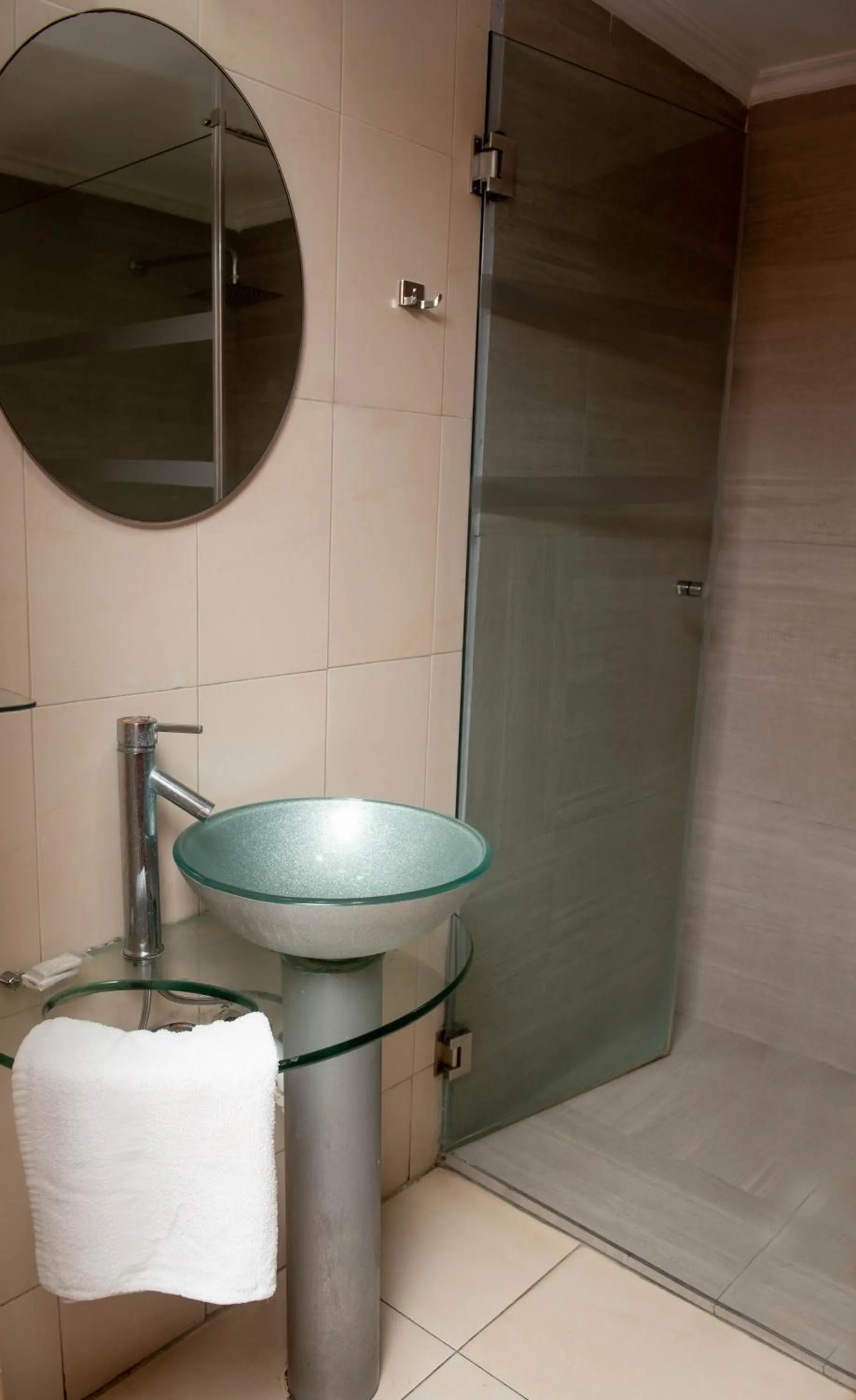 Bathroom in Cresta Inn