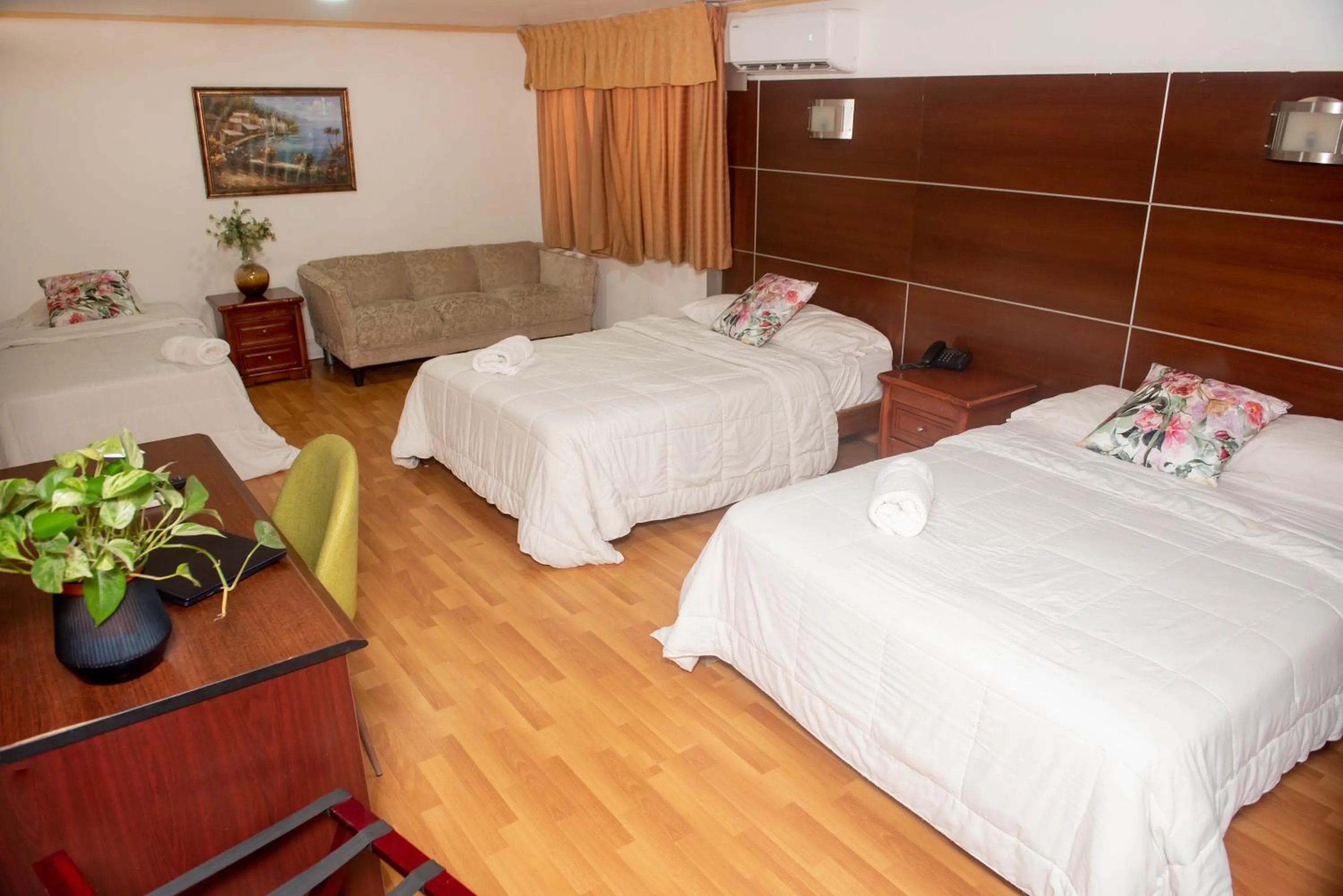 Bedroom, Bed in Cresta Inn