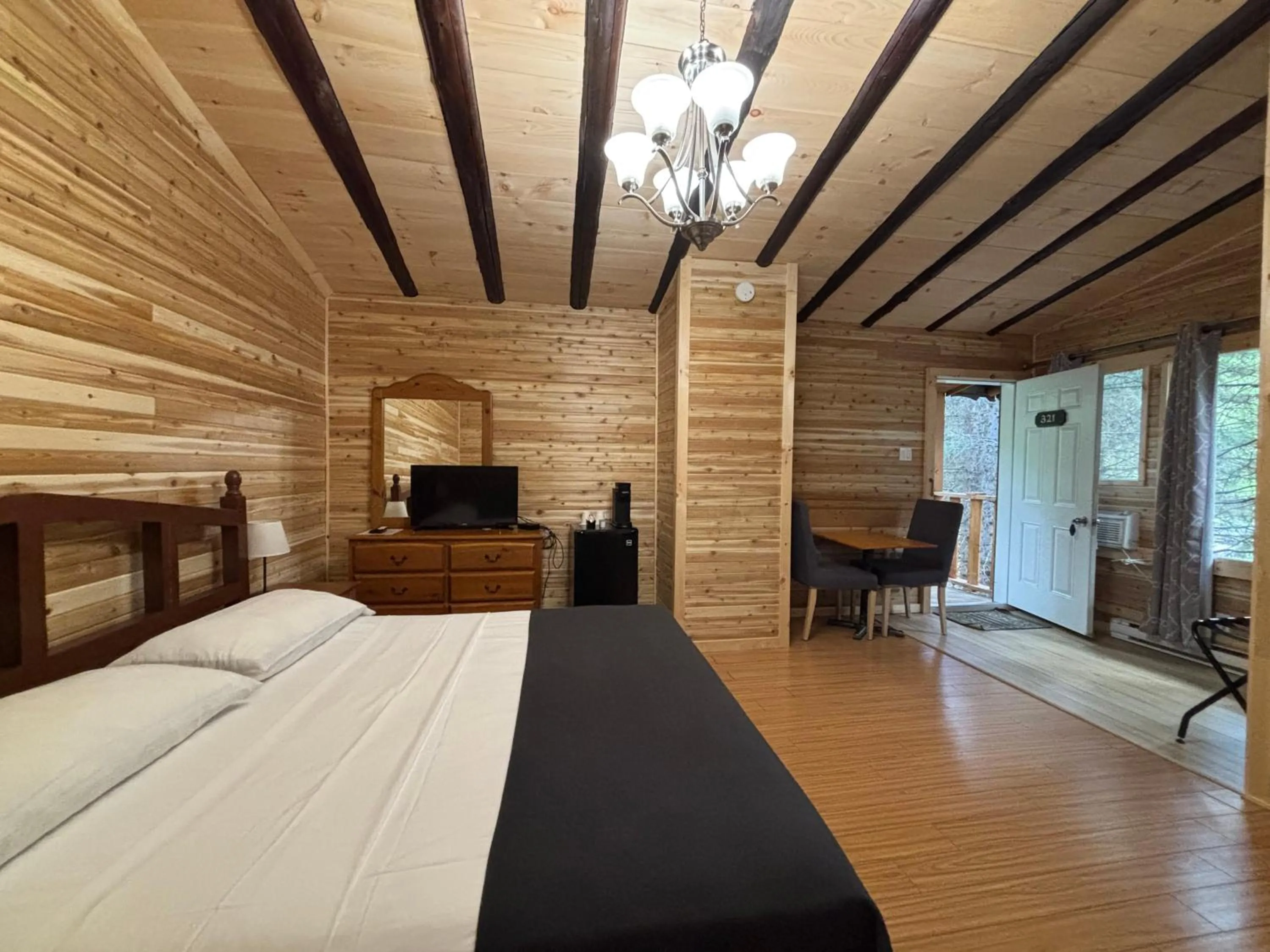 Bed in Auberge Alpine Inn