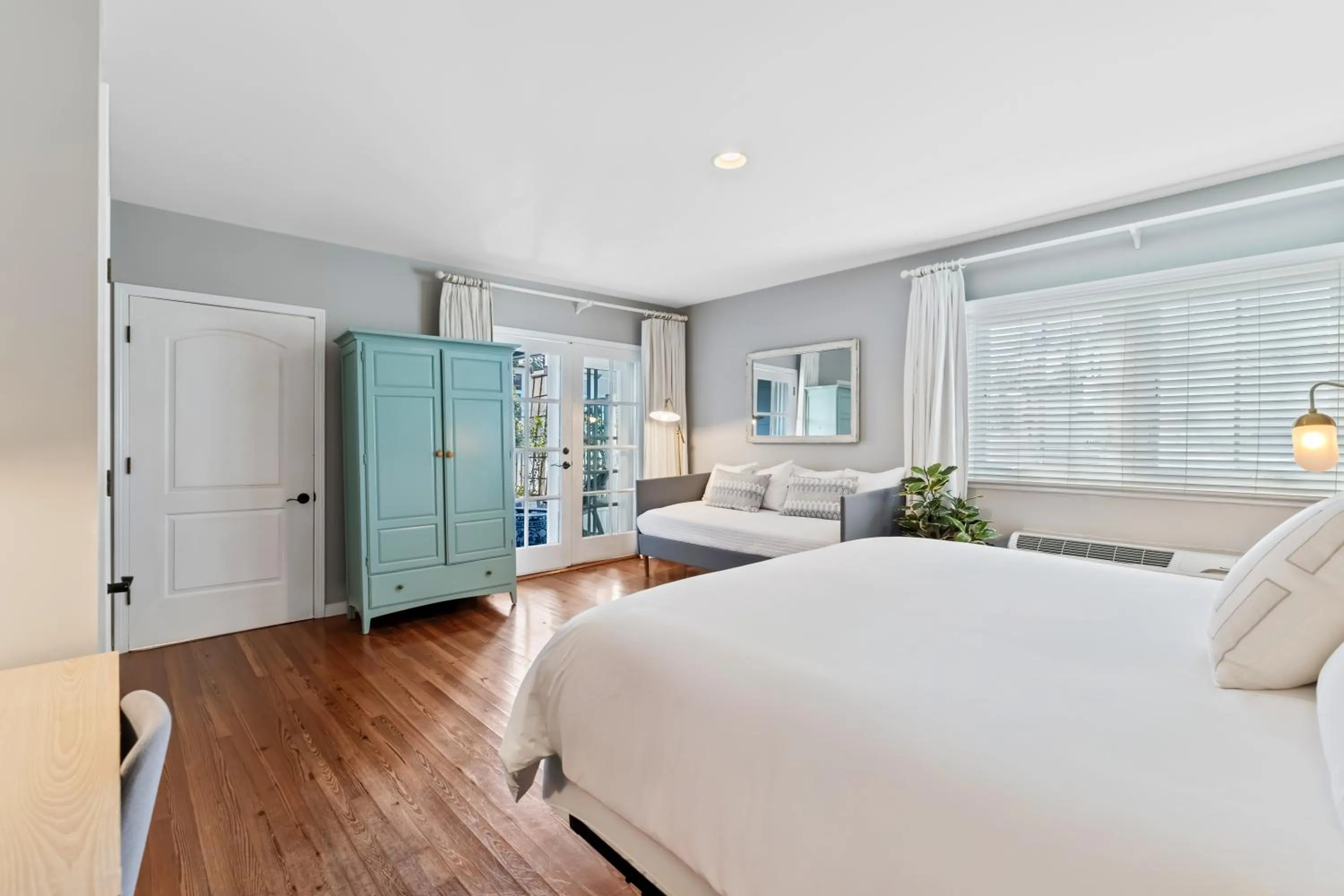 Bedroom, Bed in Inn at Playa del Rey