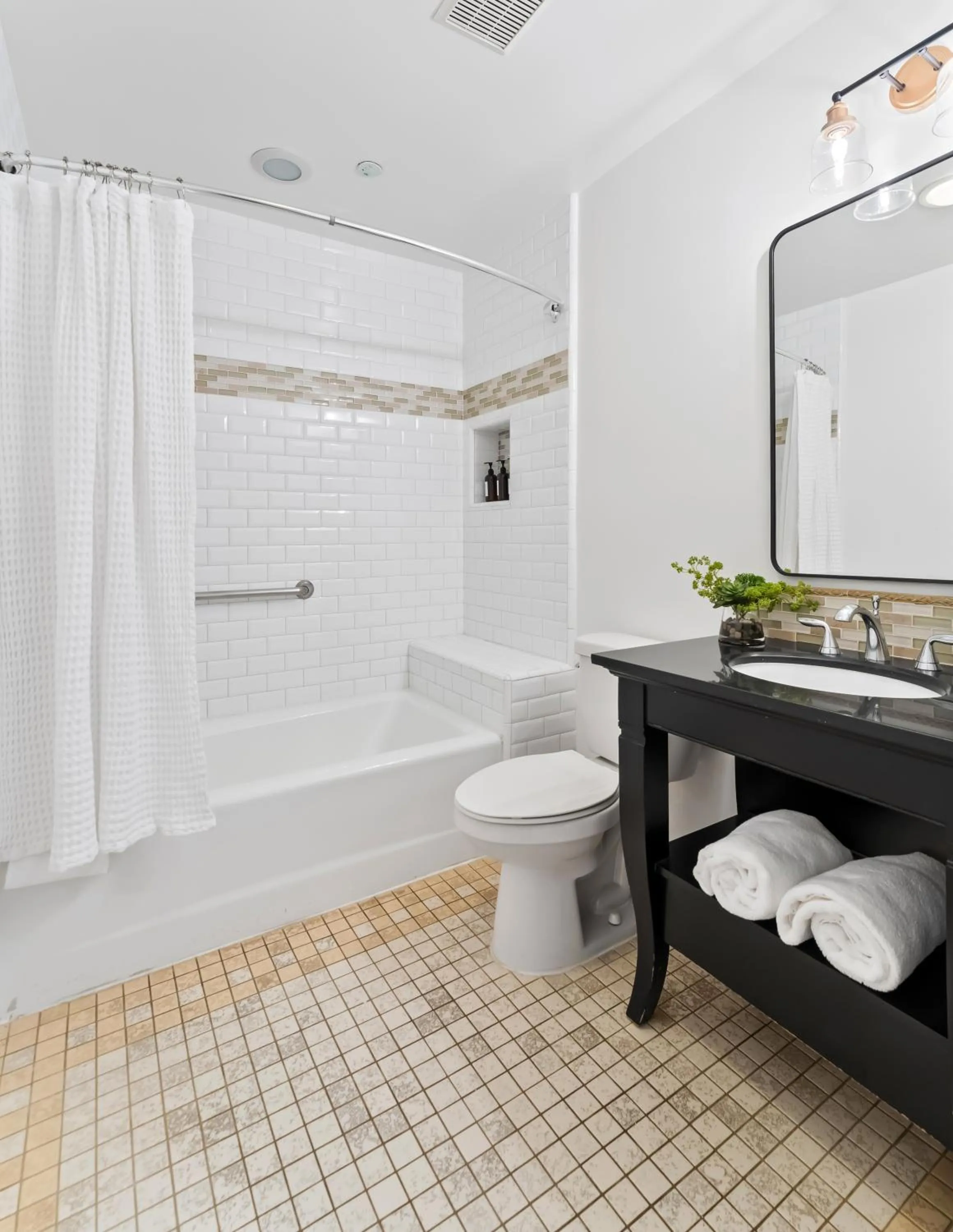 Bathroom in Inn at Playa del Rey