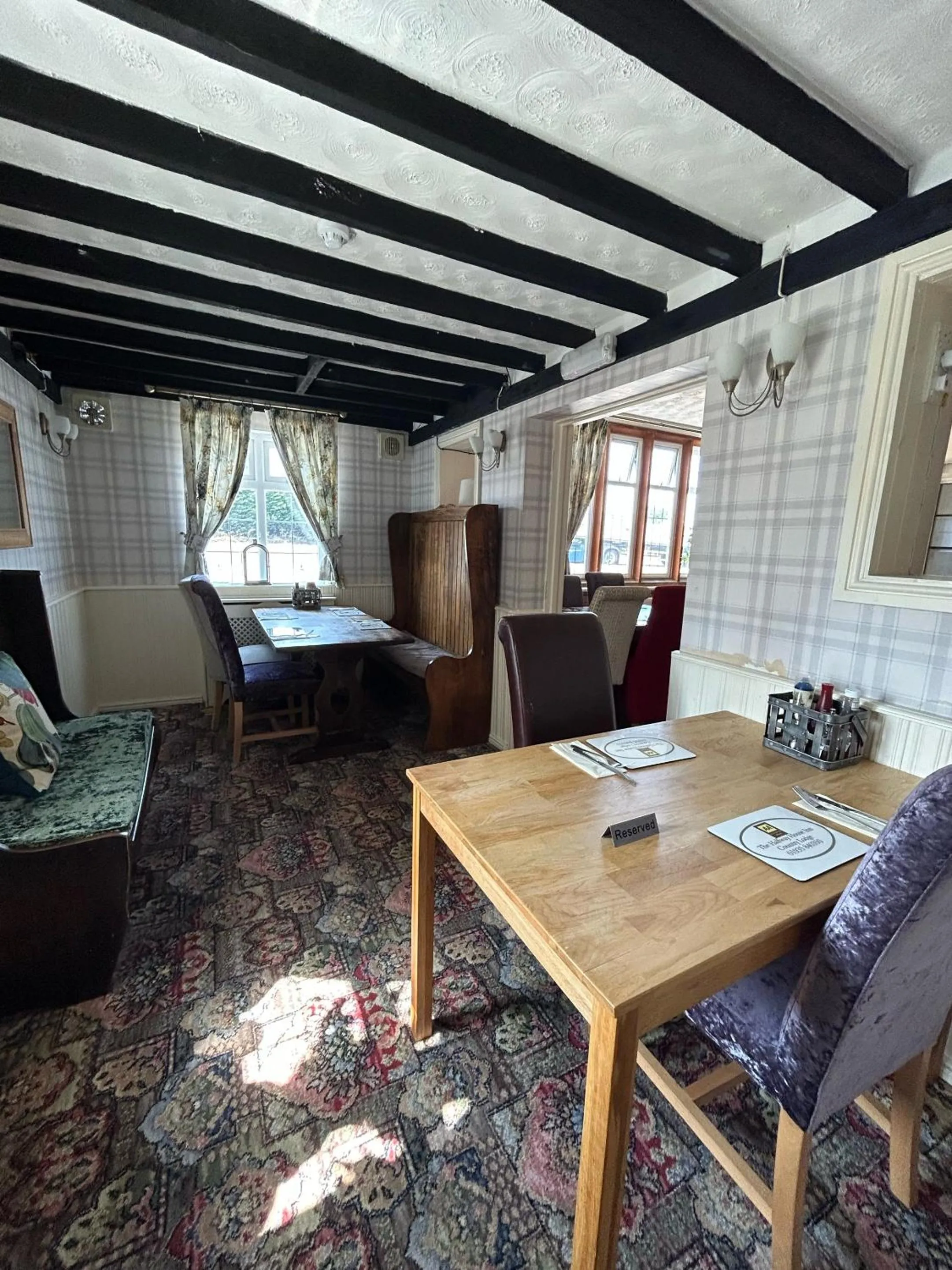 Dining area, Bed in Halfway House Inn Country Lodge