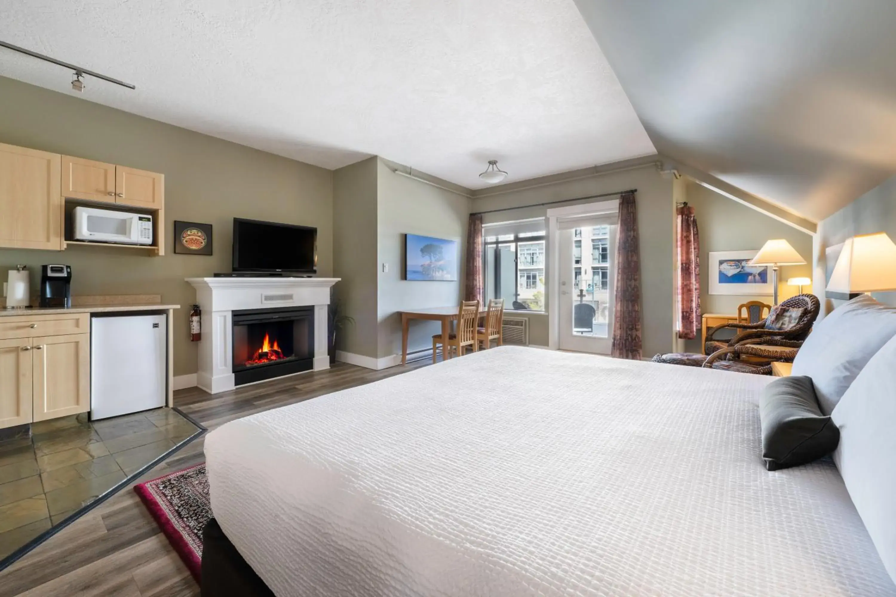 Deluxe King Suite in Sidney Waterfront Inn & Suites Deluxe King Suite in Sidney Waterfront Inn & Suites