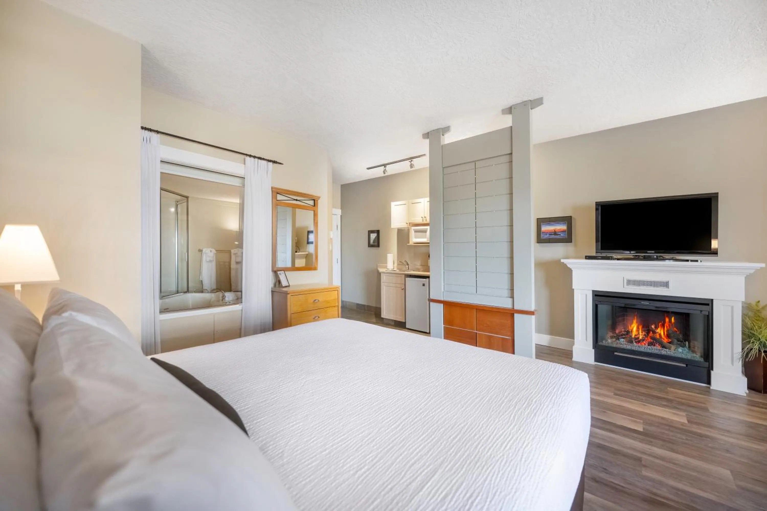 Bed in Sidney Waterfront Inn & Suites