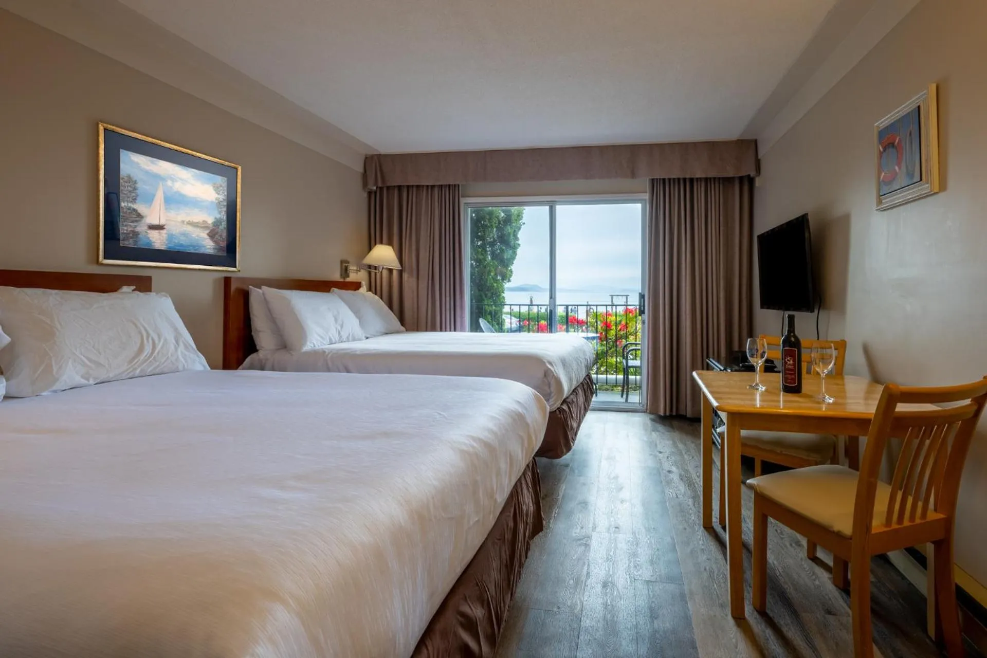 Queen Room with Two Queen Beds and Sea View  in Sidney Waterfront Inn & Suites