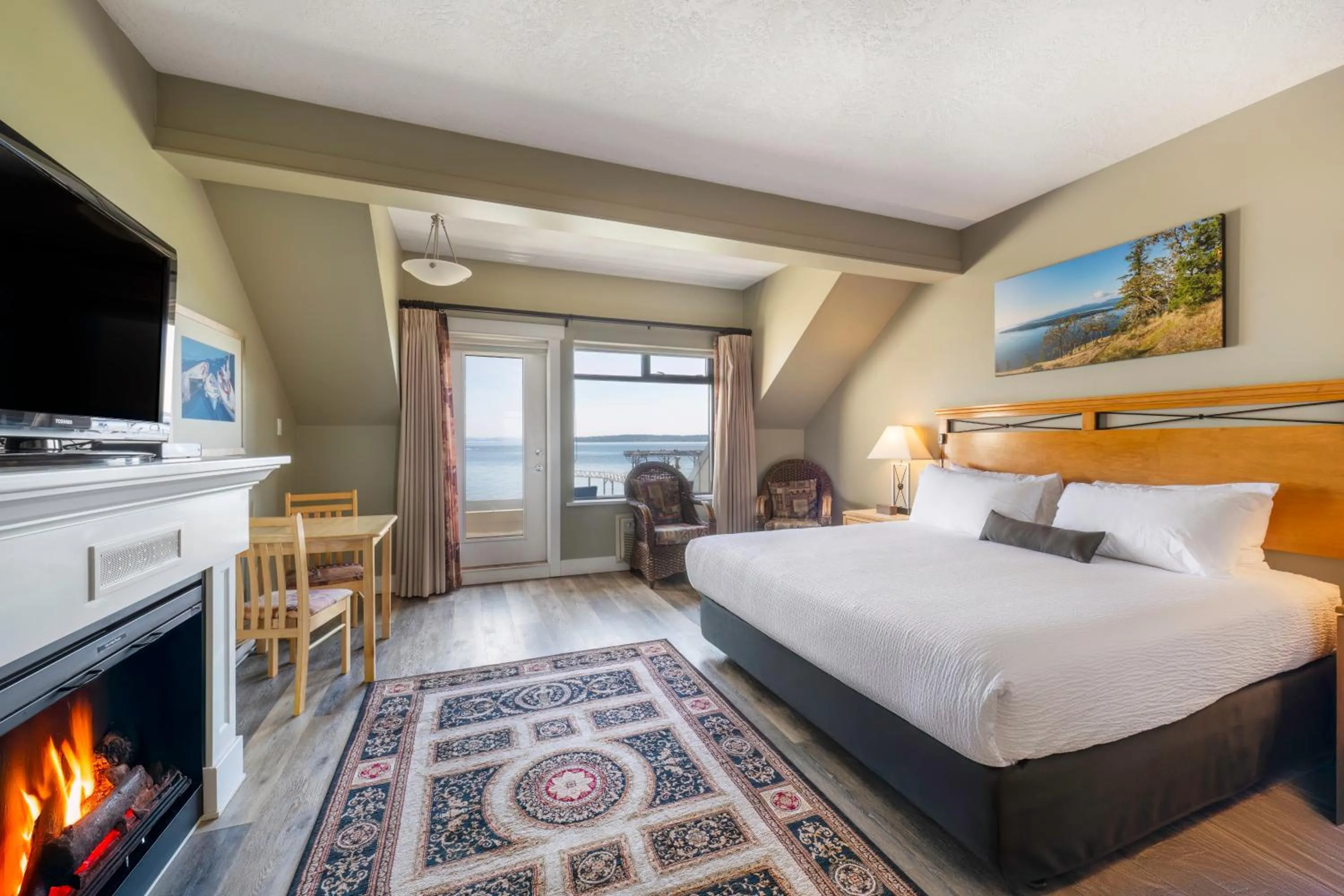 Bed in Sidney Waterfront Inn & Suites