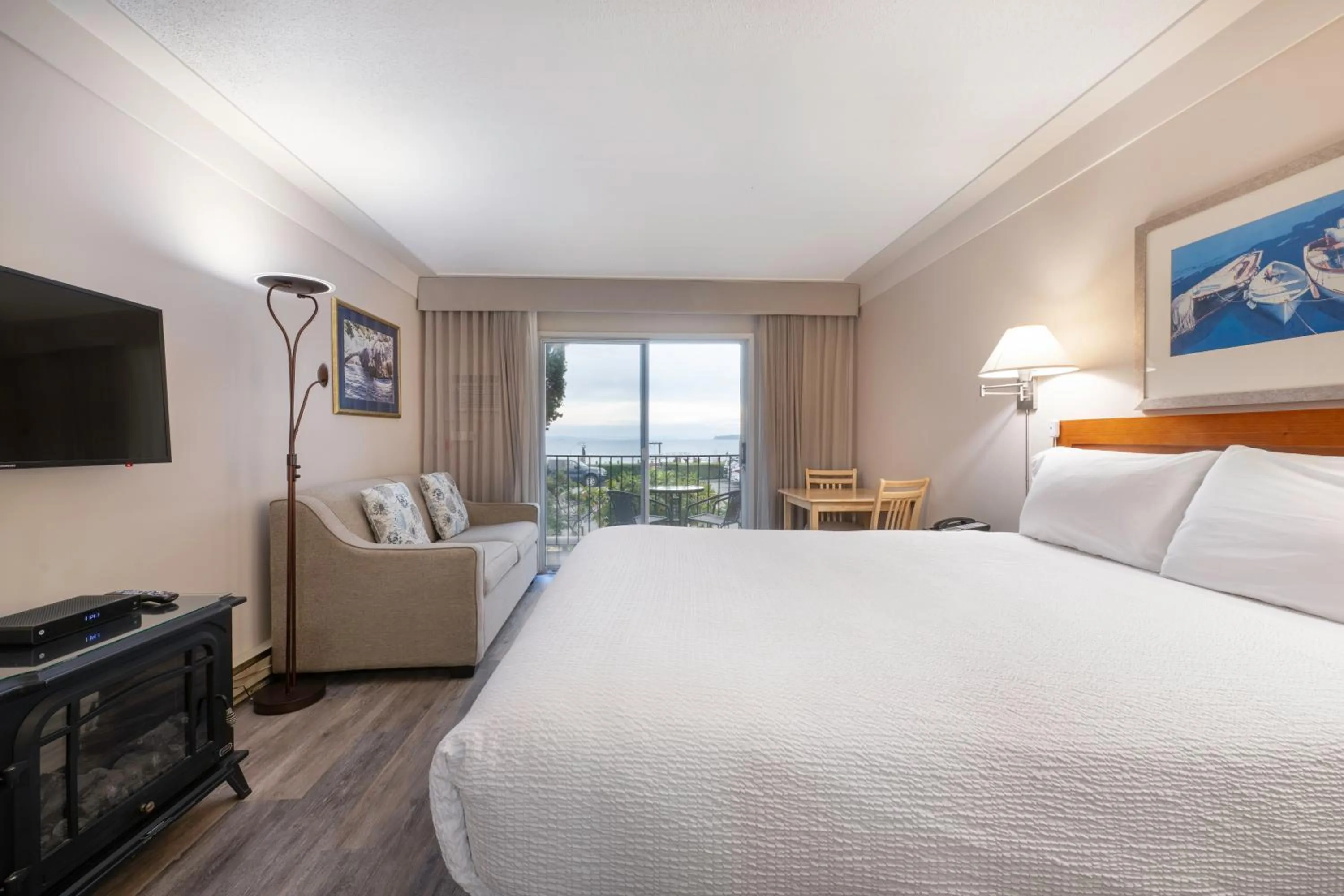 Bed in Sidney Waterfront Inn & Suites