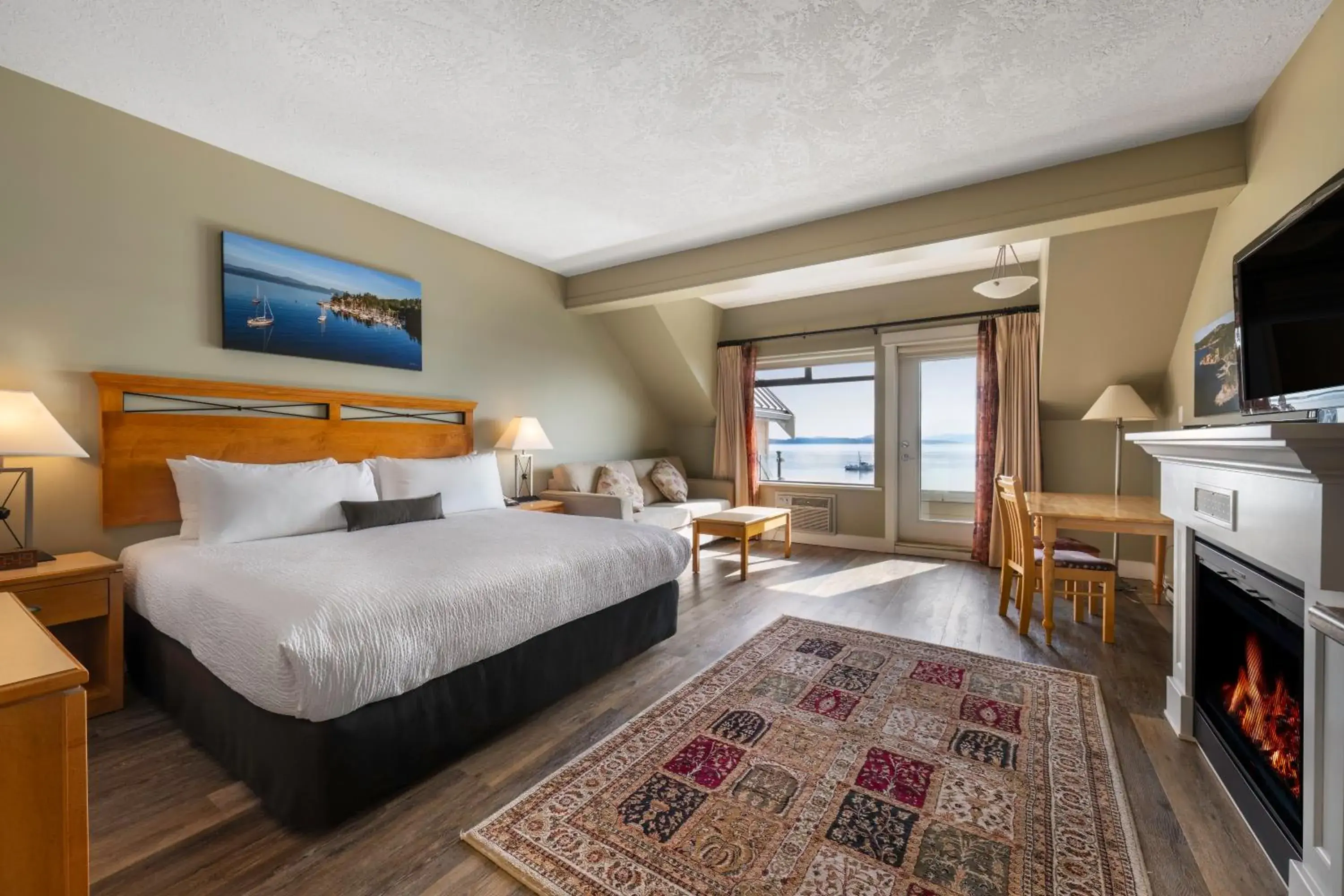 Deluxe King Suite with Sea View in Sidney Waterfront Inn & Suites Deluxe King Suite with Sea View in Sidney Waterfront Inn & Suites