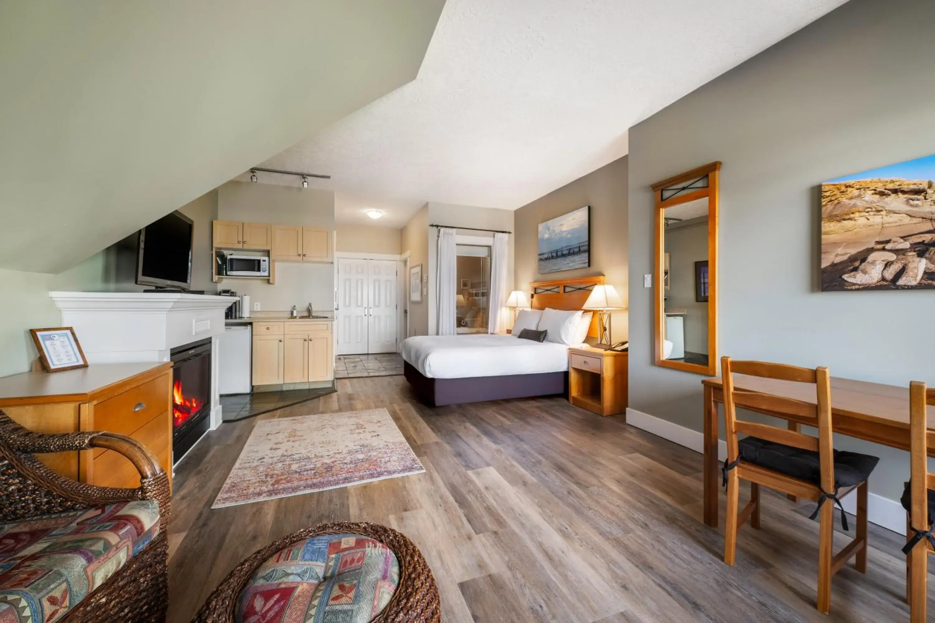 Deluxe Queen Suite in Sidney Waterfront Inn & Suites Deluxe Queen Suite in Sidney Waterfront Inn & Suites