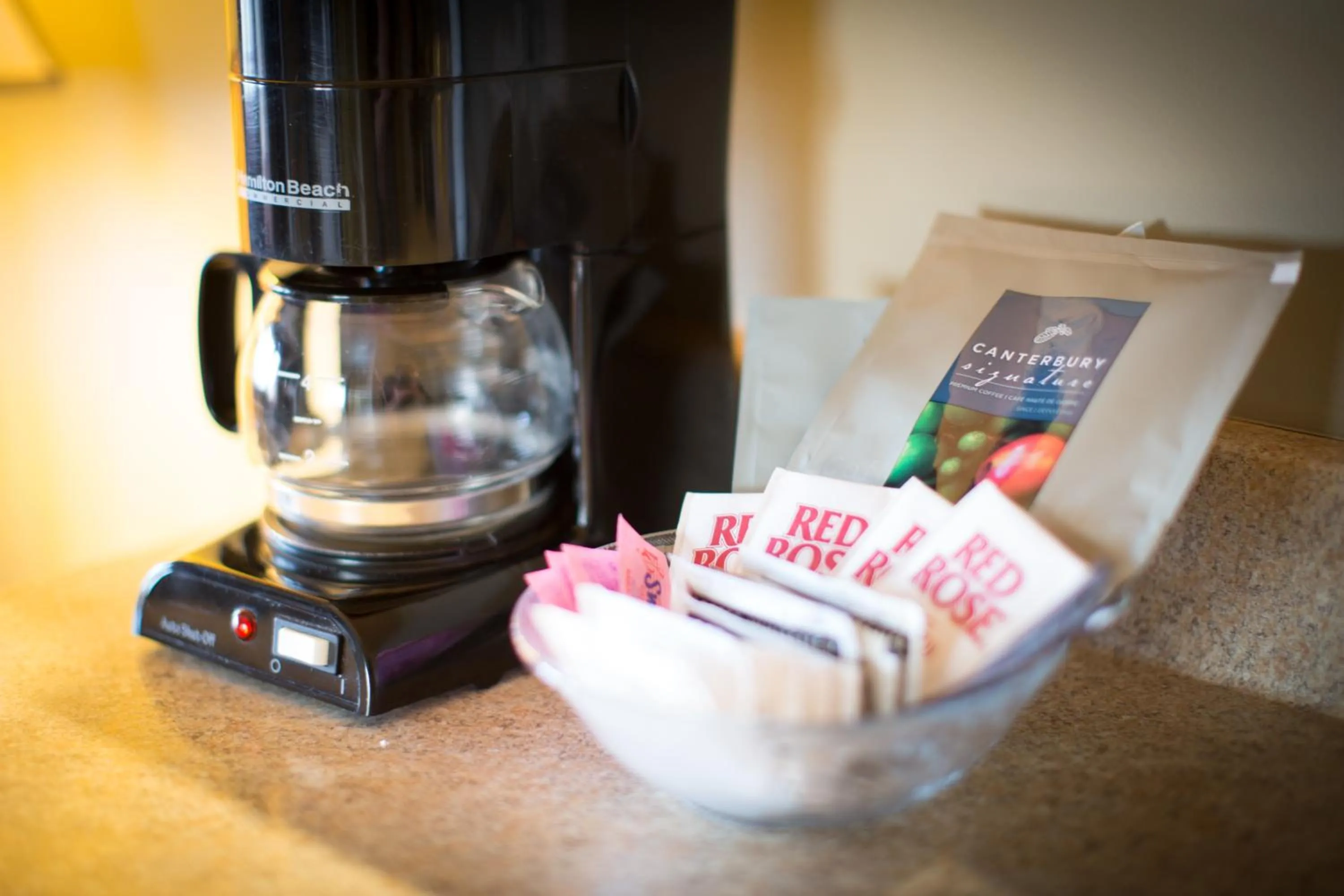 Coffee/tea facilities in Sidney Waterfront Inn & Suites