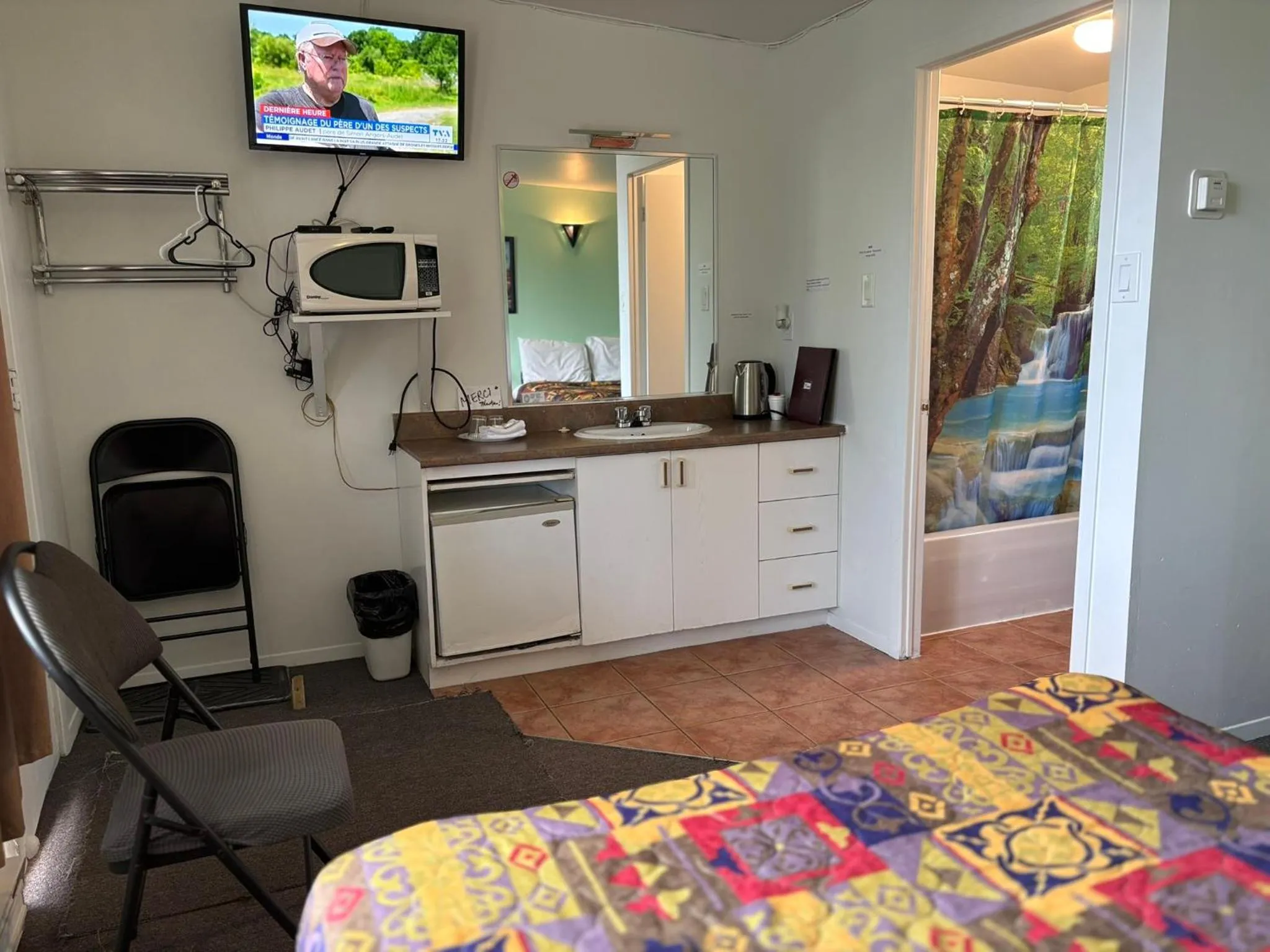 Bed in Motel Le Voyageur