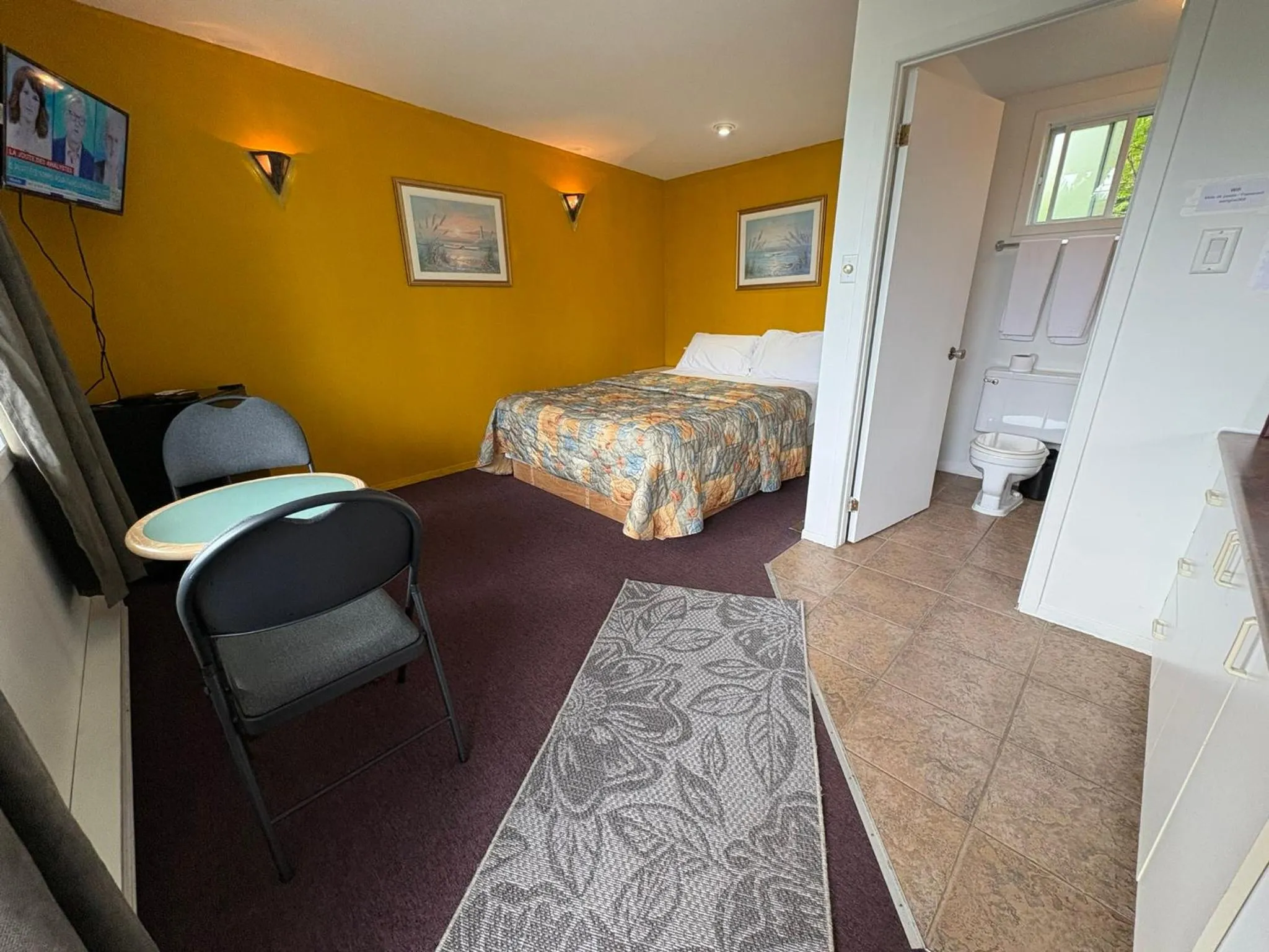 Bed in Motel Le Voyageur