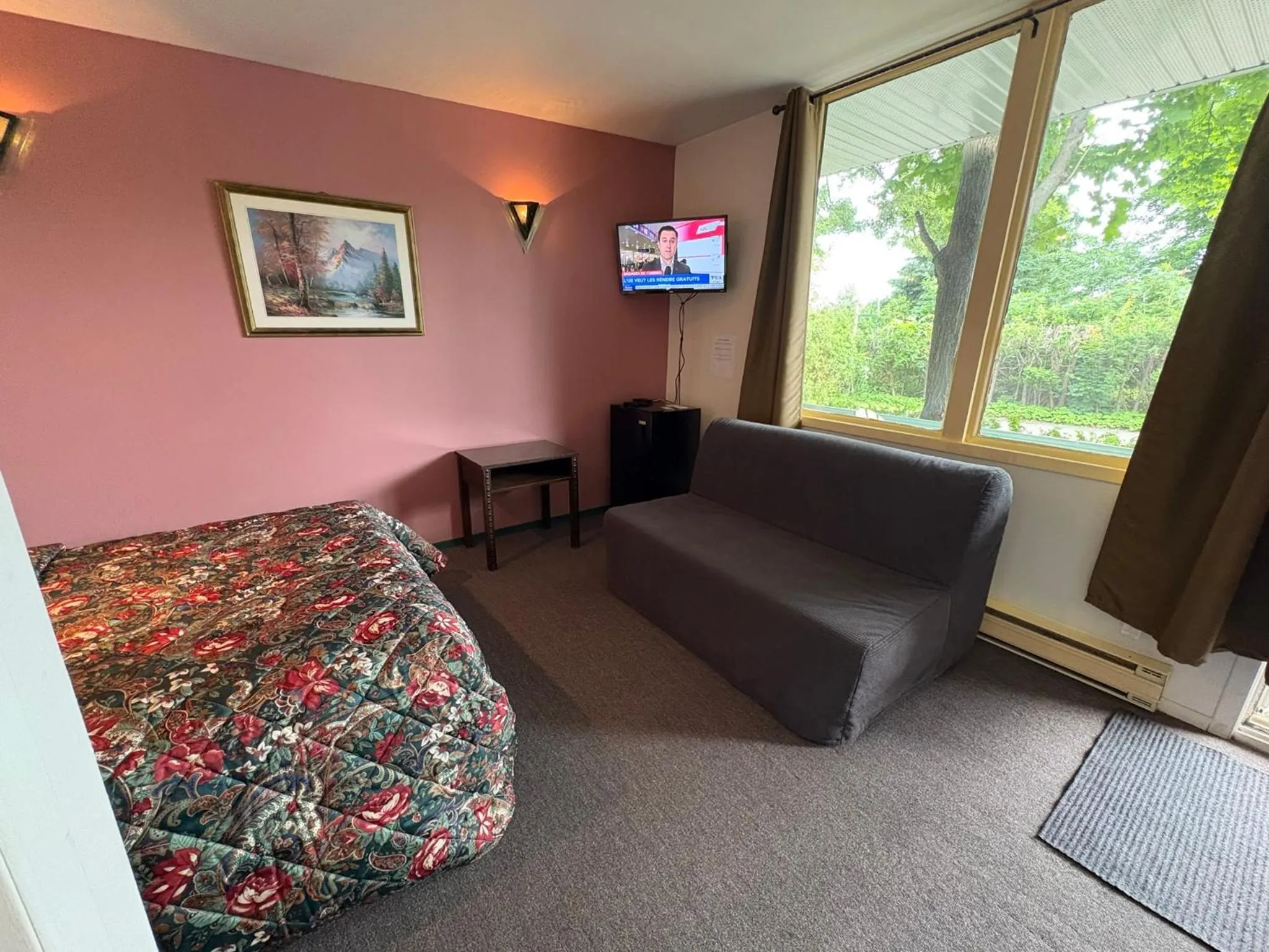 Bed in Motel Le Voyageur