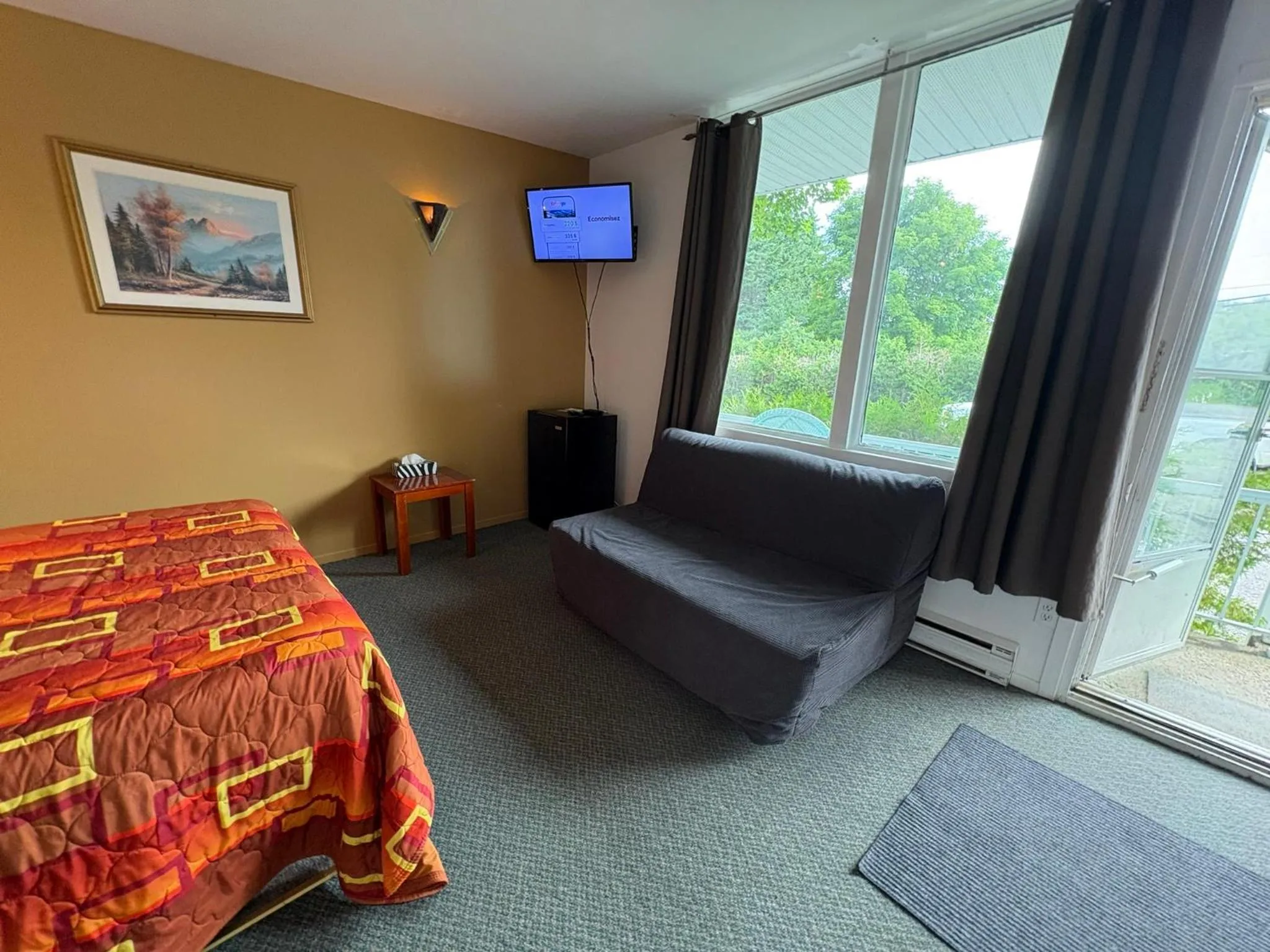 Bed in Motel Le Voyageur