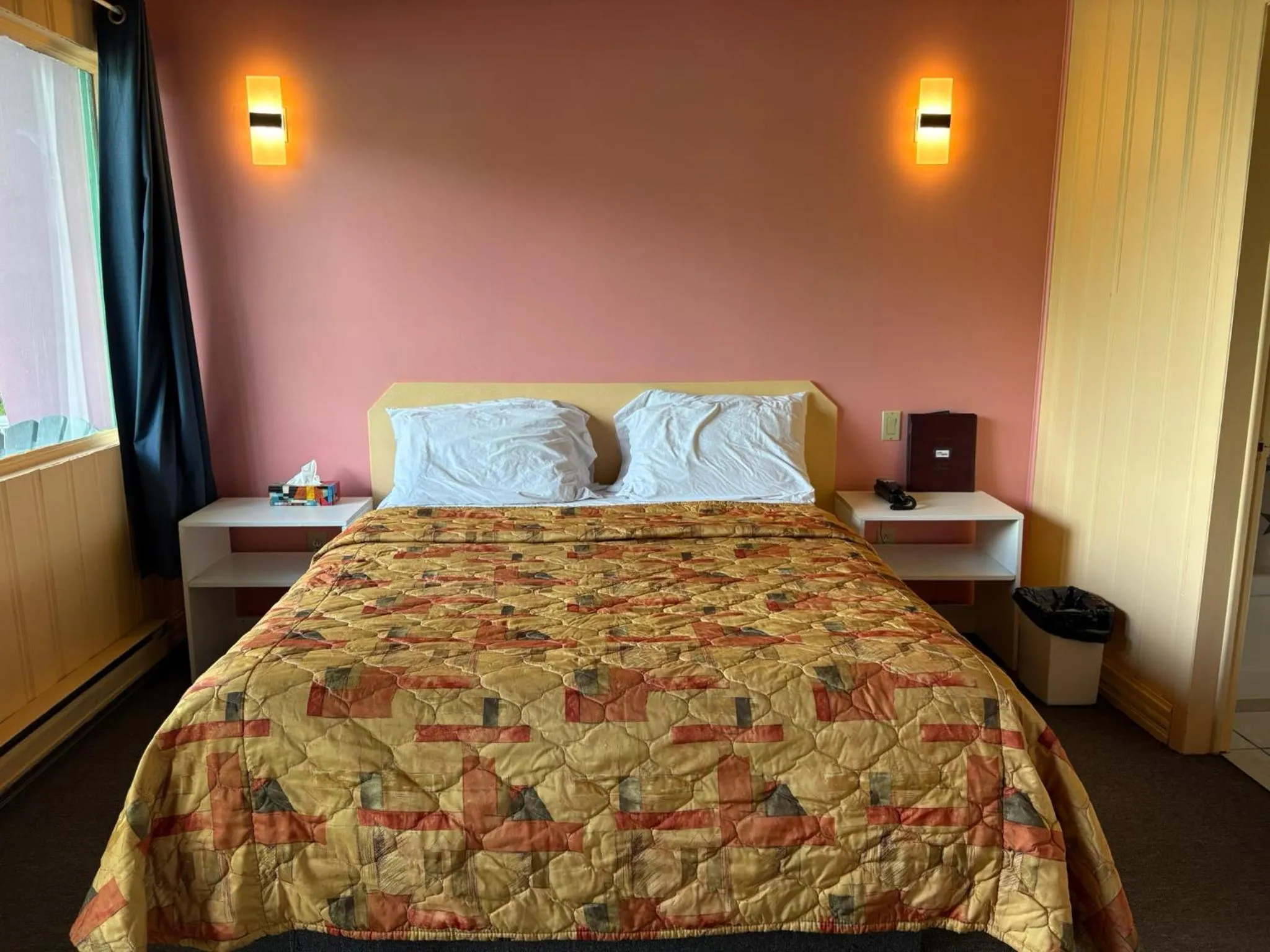 Bed in Motel Le Voyageur