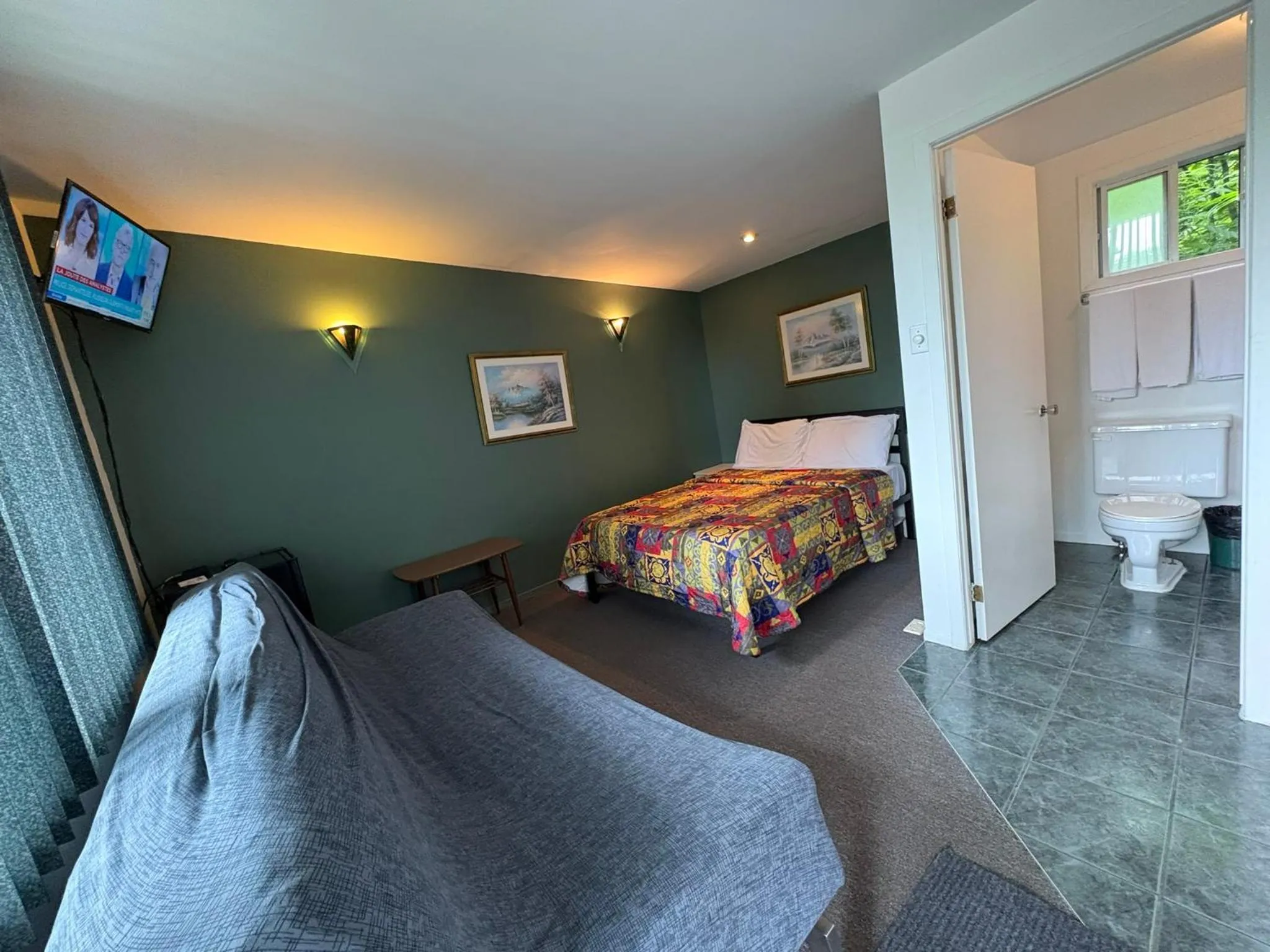 Bed in Motel Le Voyageur