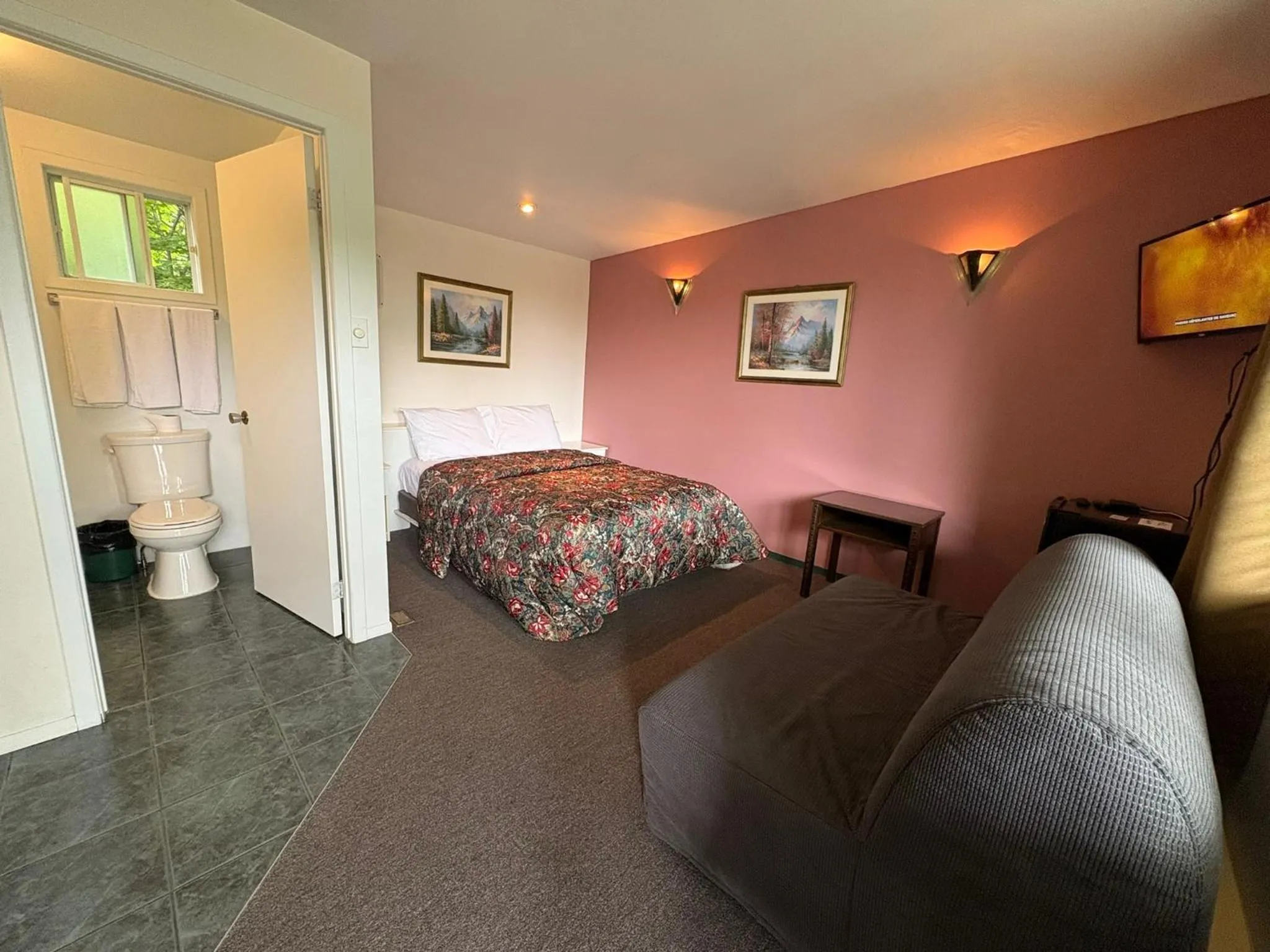 Bed in Motel Le Voyageur