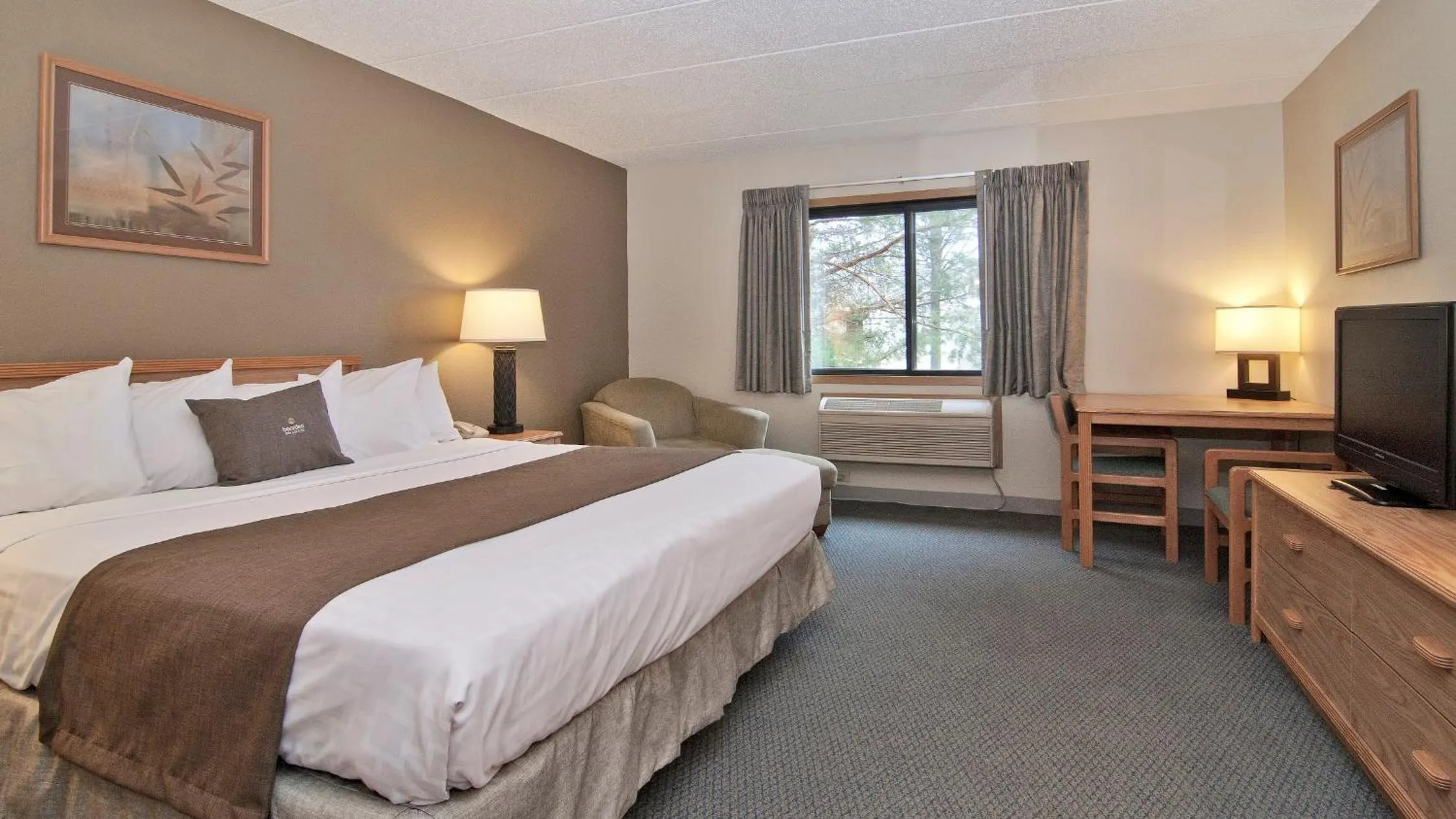 Bed in Boarders Inn & Suites by Cobblestone Hotels - Faribault