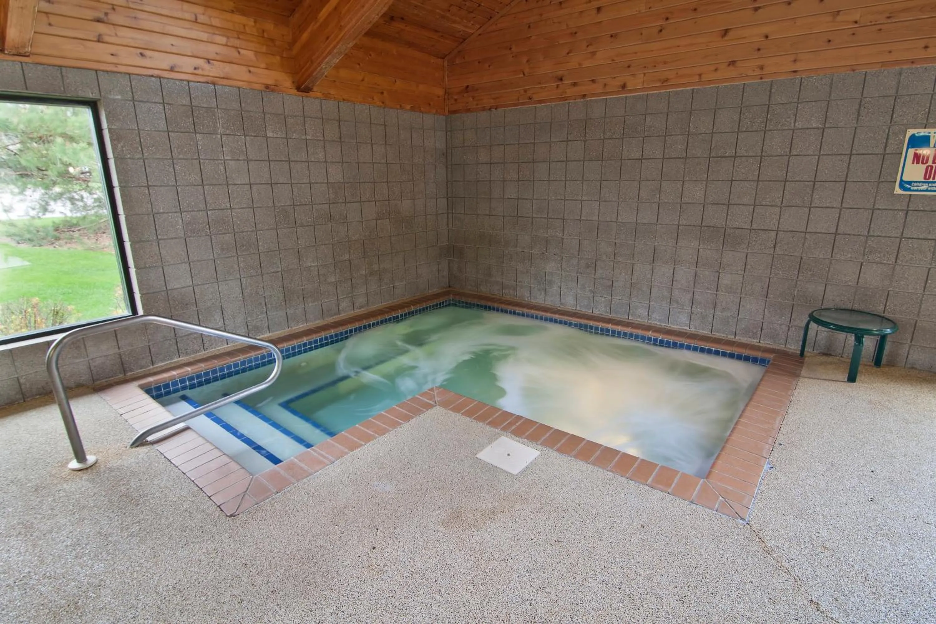 Hot Tub in Boarders Inn & Suites by Cobblestone Hotels - Faribault
