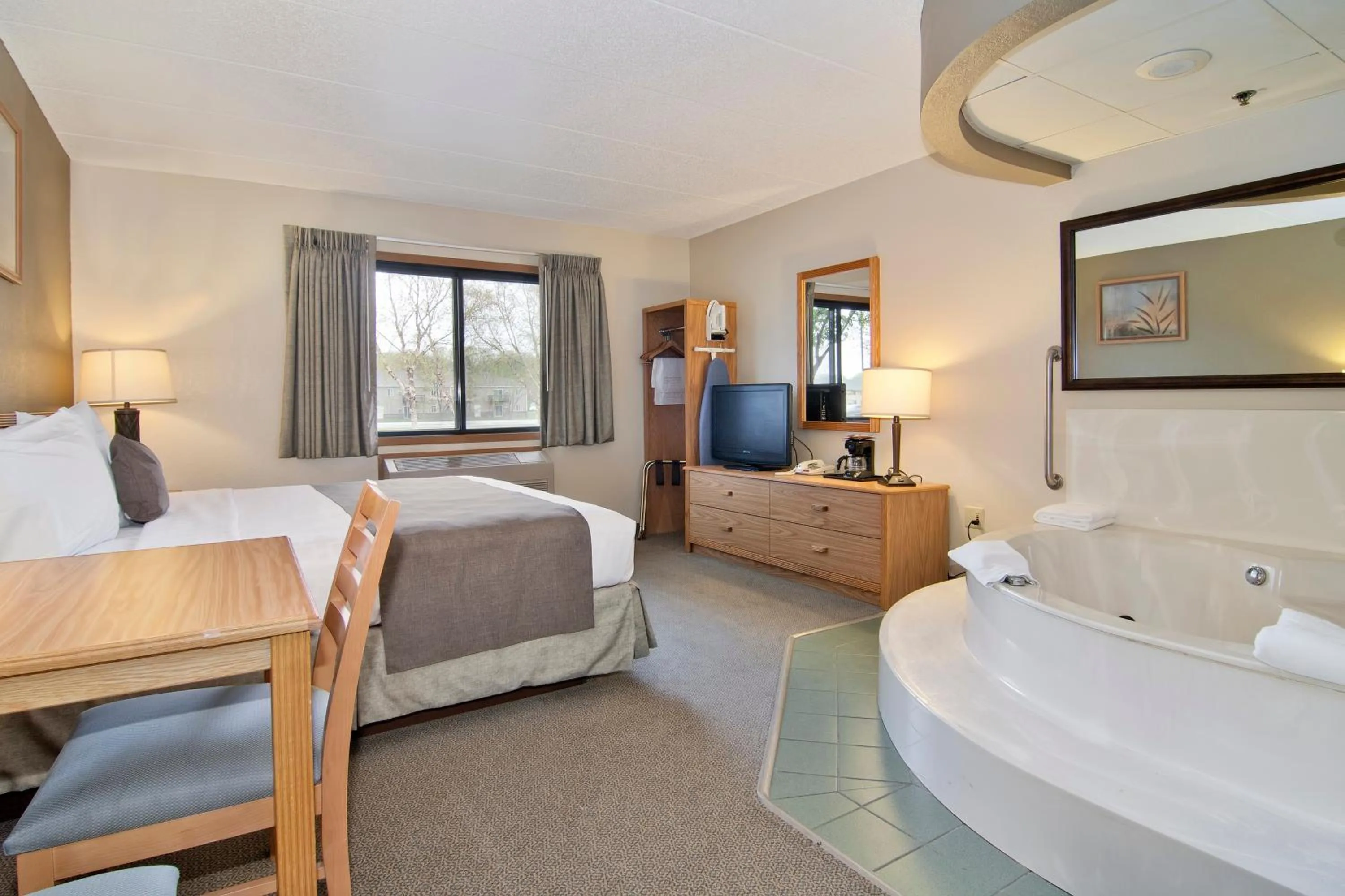 Bed in Boarders Inn & Suites by Cobblestone Hotels - Faribault