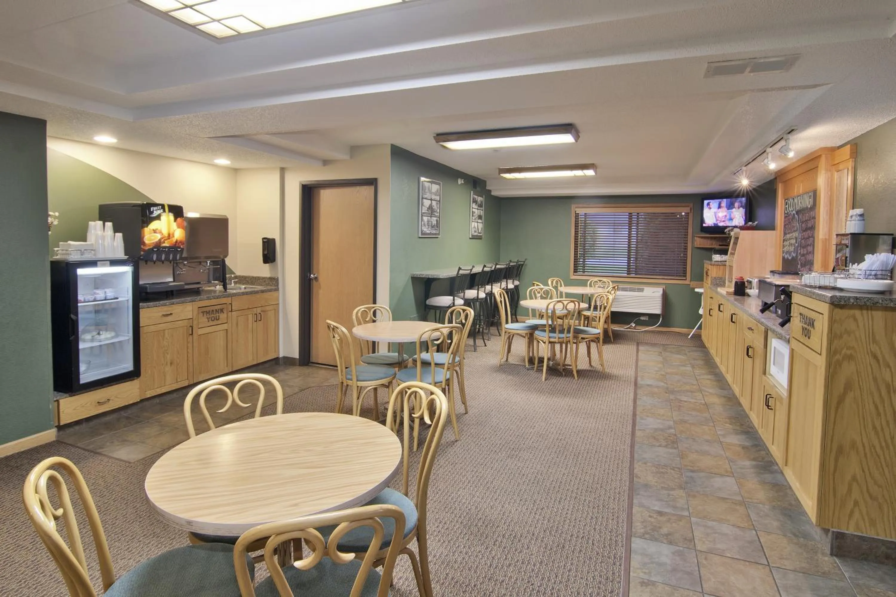 Food in Boarders Inn & Suites by Cobblestone Hotels - Faribault