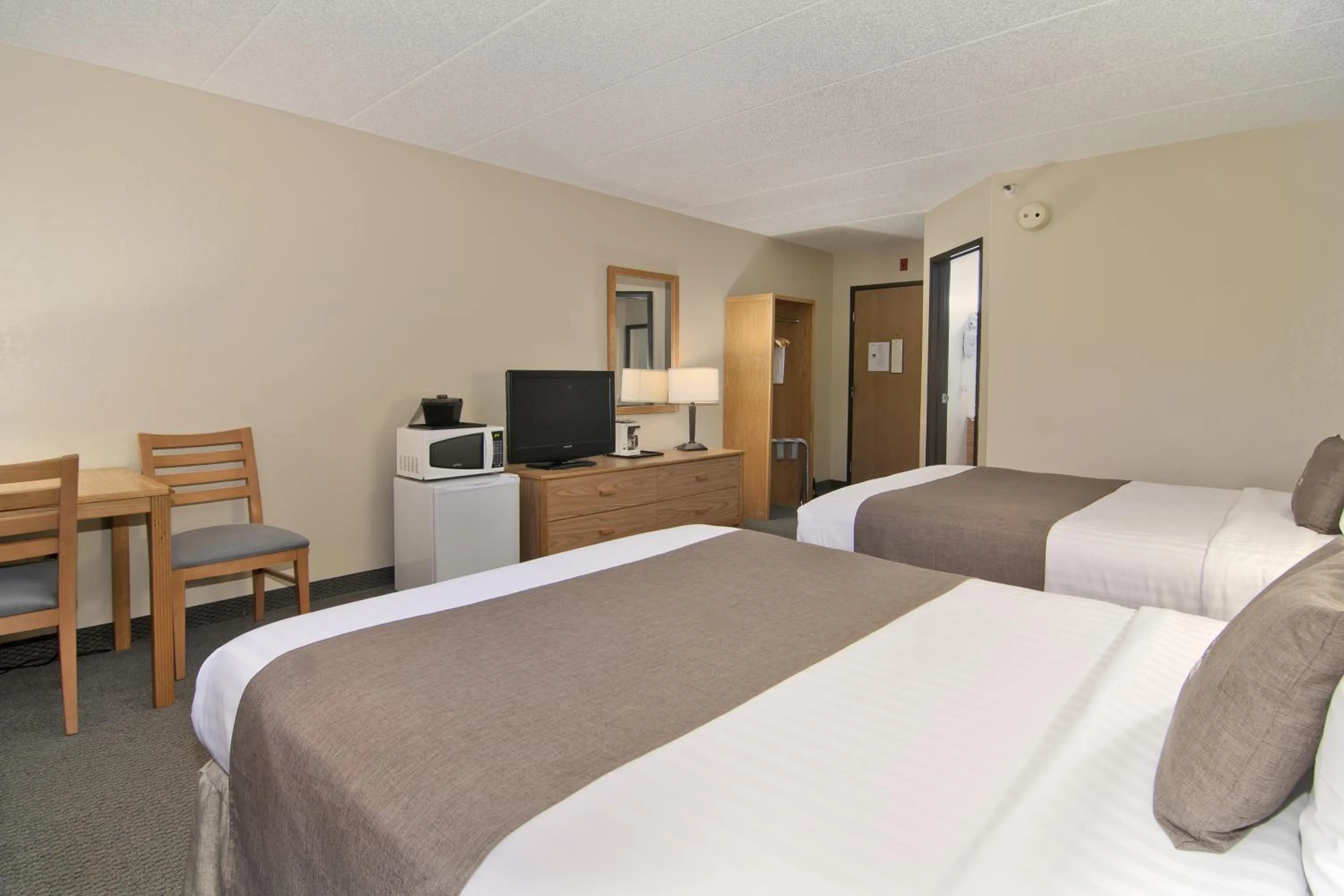 Bed in Boarders Inn & Suites by Cobblestone Hotels - Faribault