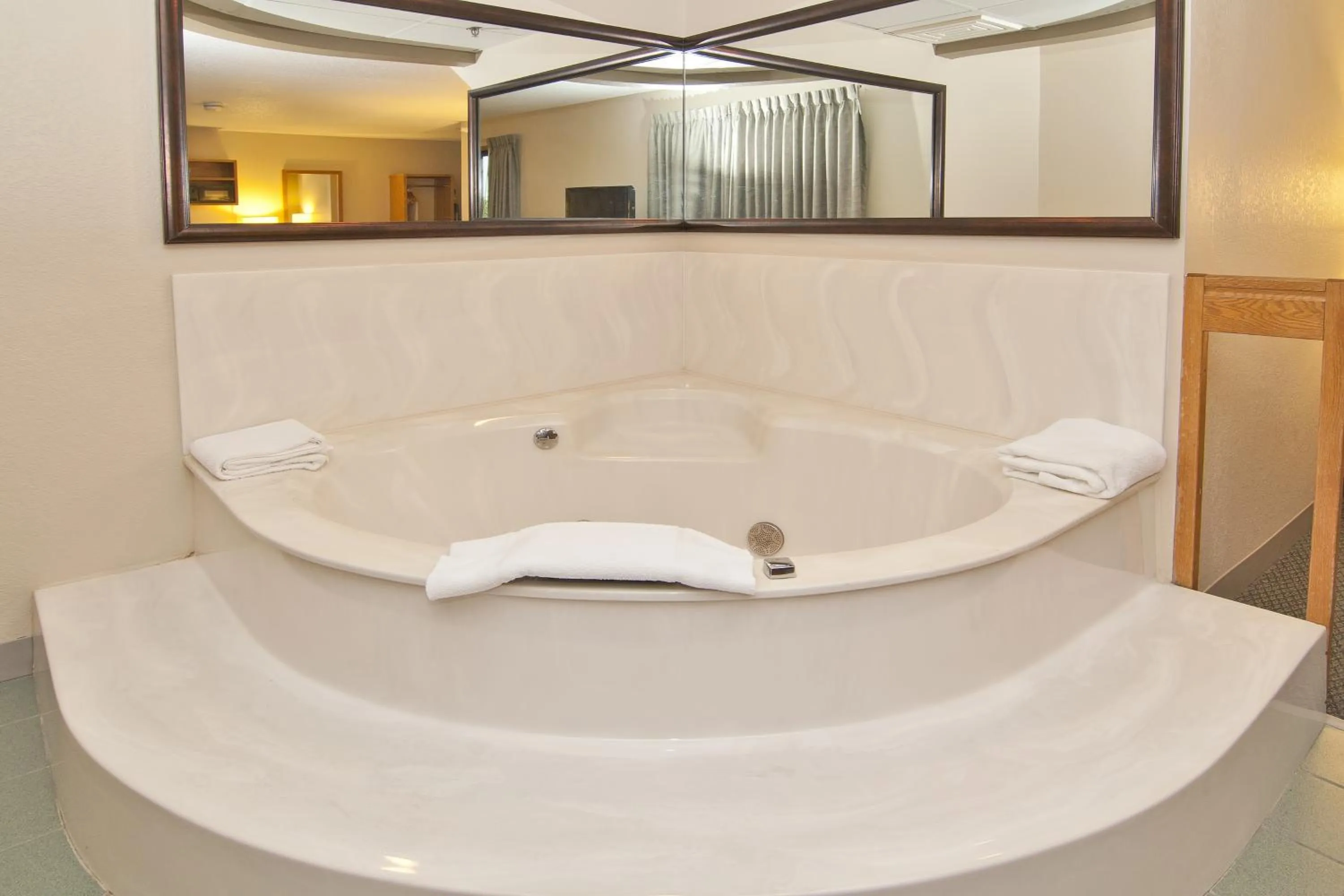Bath in Boarders Inn & Suites by Cobblestone Hotels - Faribault