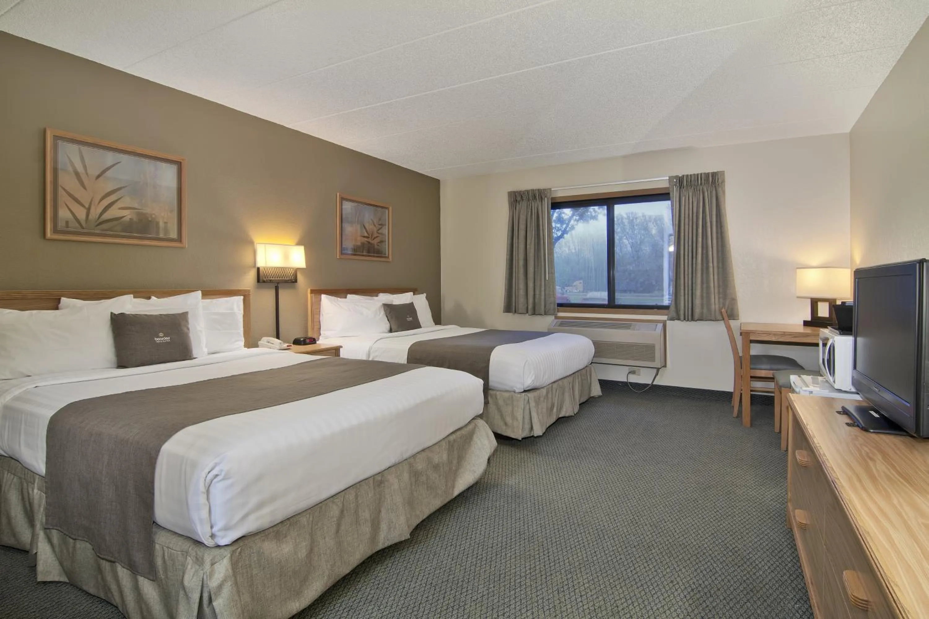 Bed in Boarders Inn & Suites by Cobblestone Hotels - Faribault