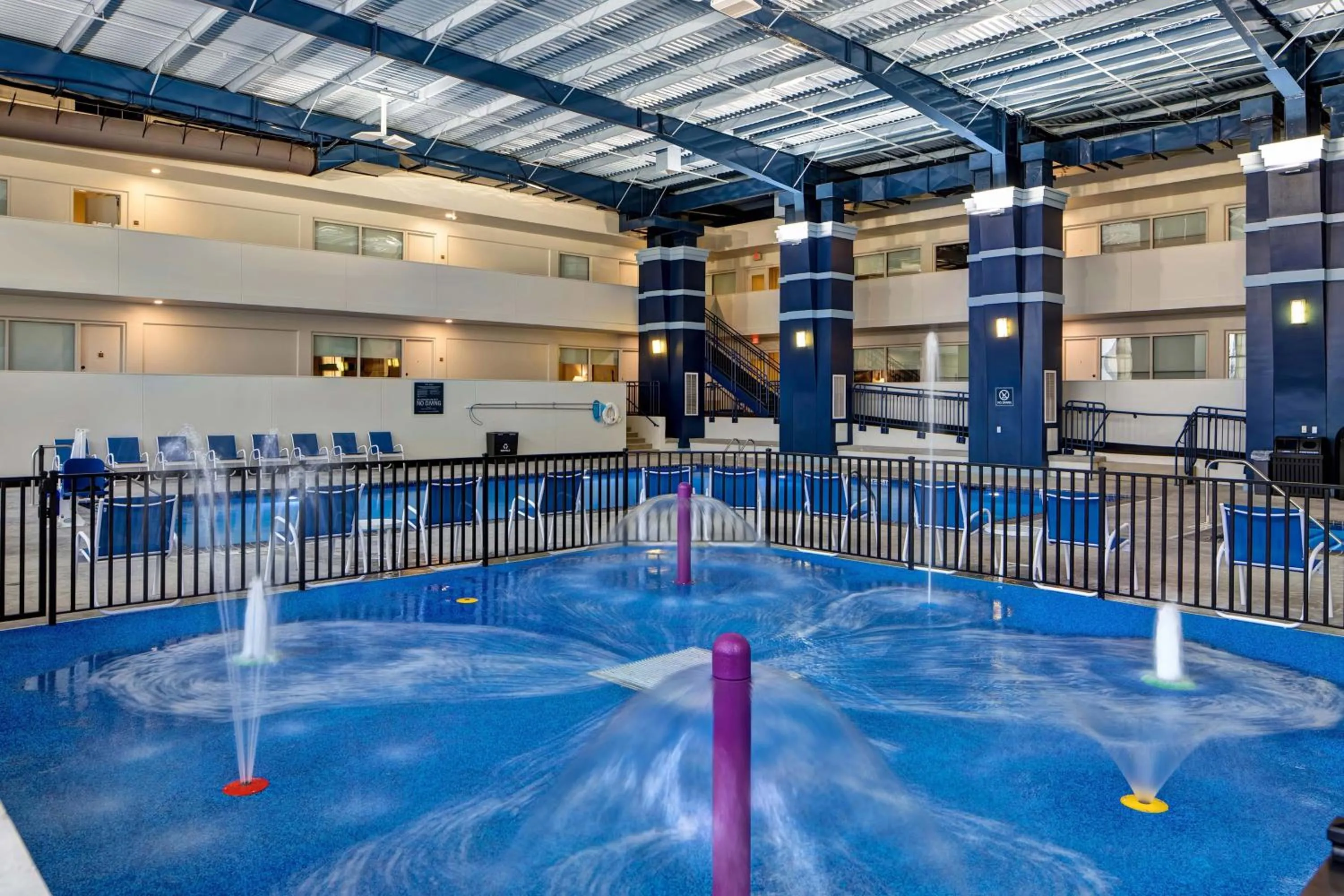 Swimming pool in Four Points by Sheraton Peoria