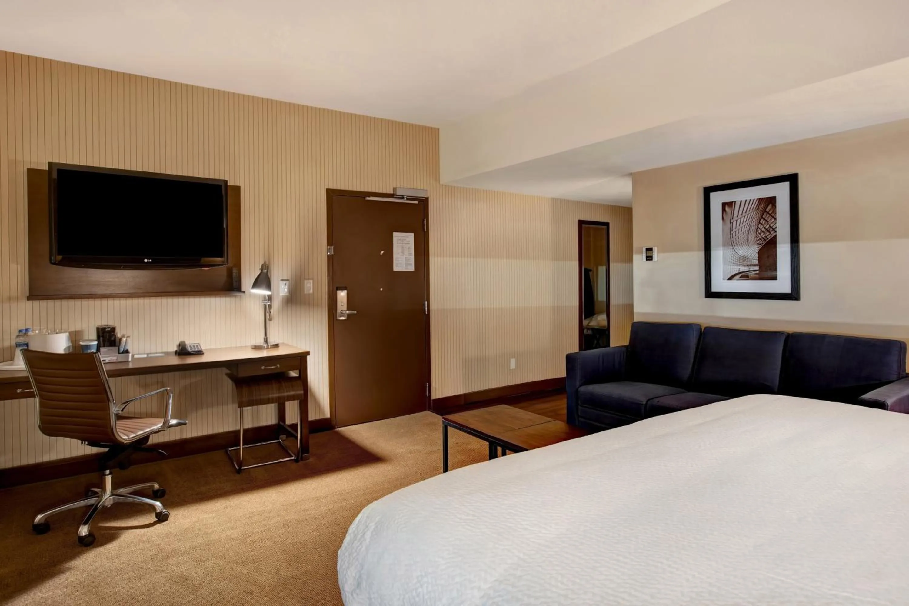 Photo of the whole room, Bed in Four Points by Sheraton Peoria