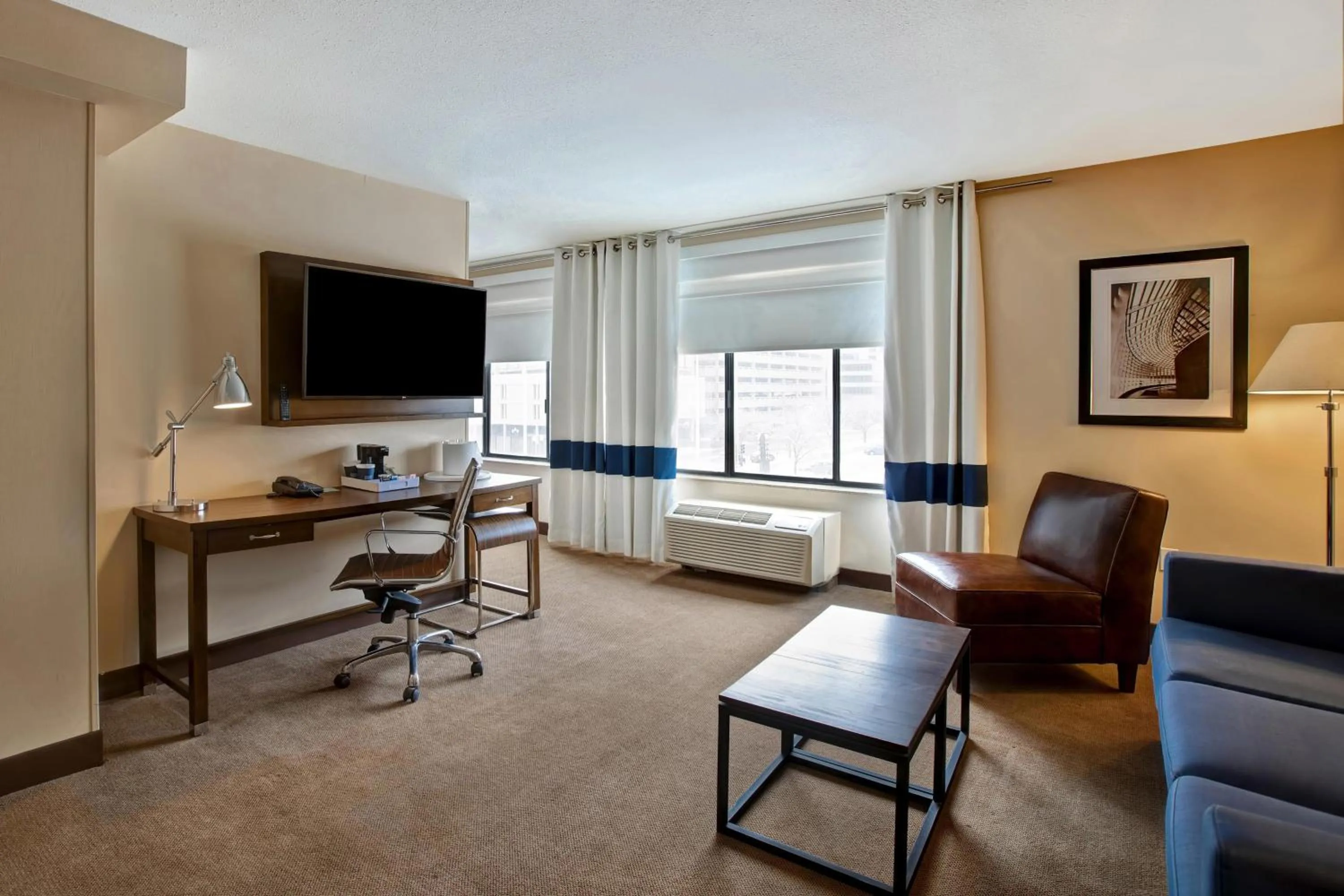 Living room in Four Points by Sheraton Peoria