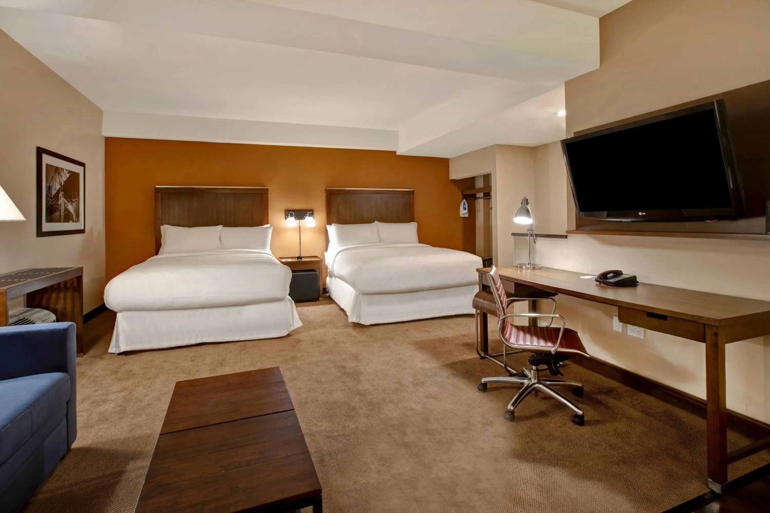 Photo of the whole room, Bed in Four Points by Sheraton Peoria