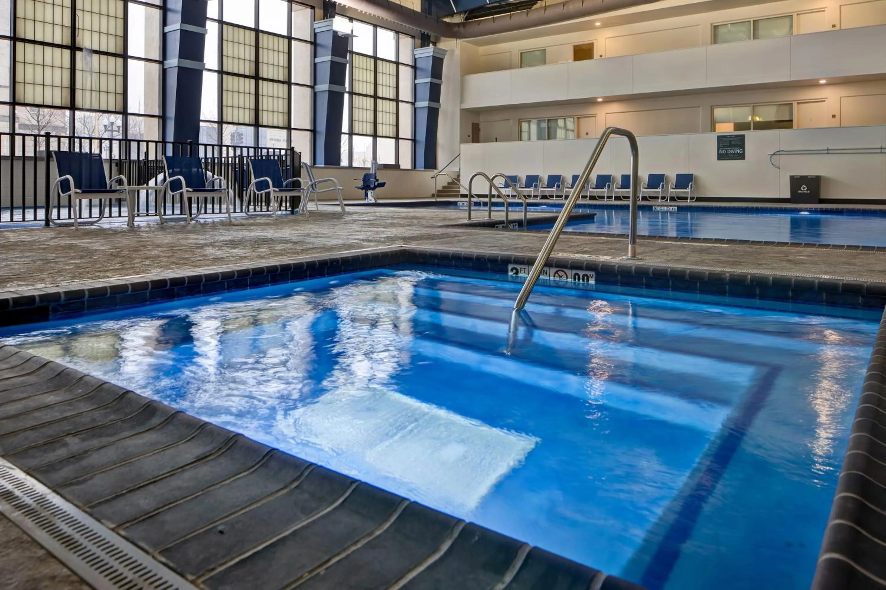 Swimming pool in Four Points by Sheraton Peoria