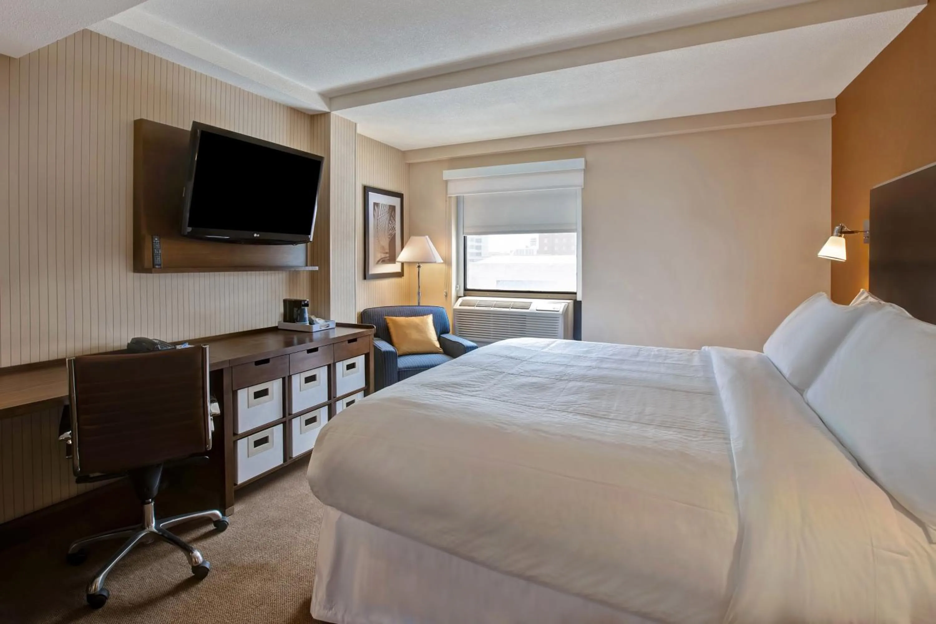 Photo of the whole room, Bed in Four Points by Sheraton Peoria