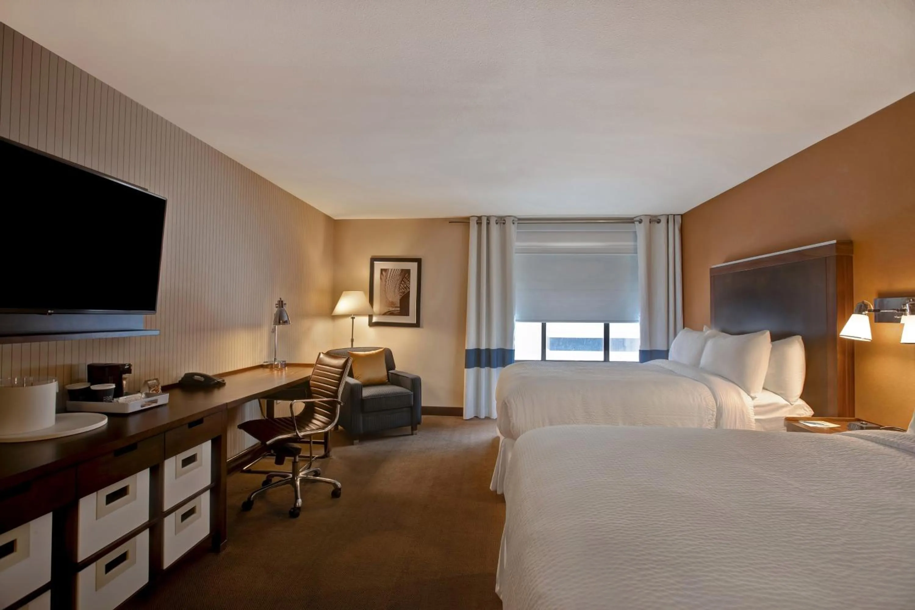 Photo of the whole room, Bed in Four Points by Sheraton Peoria