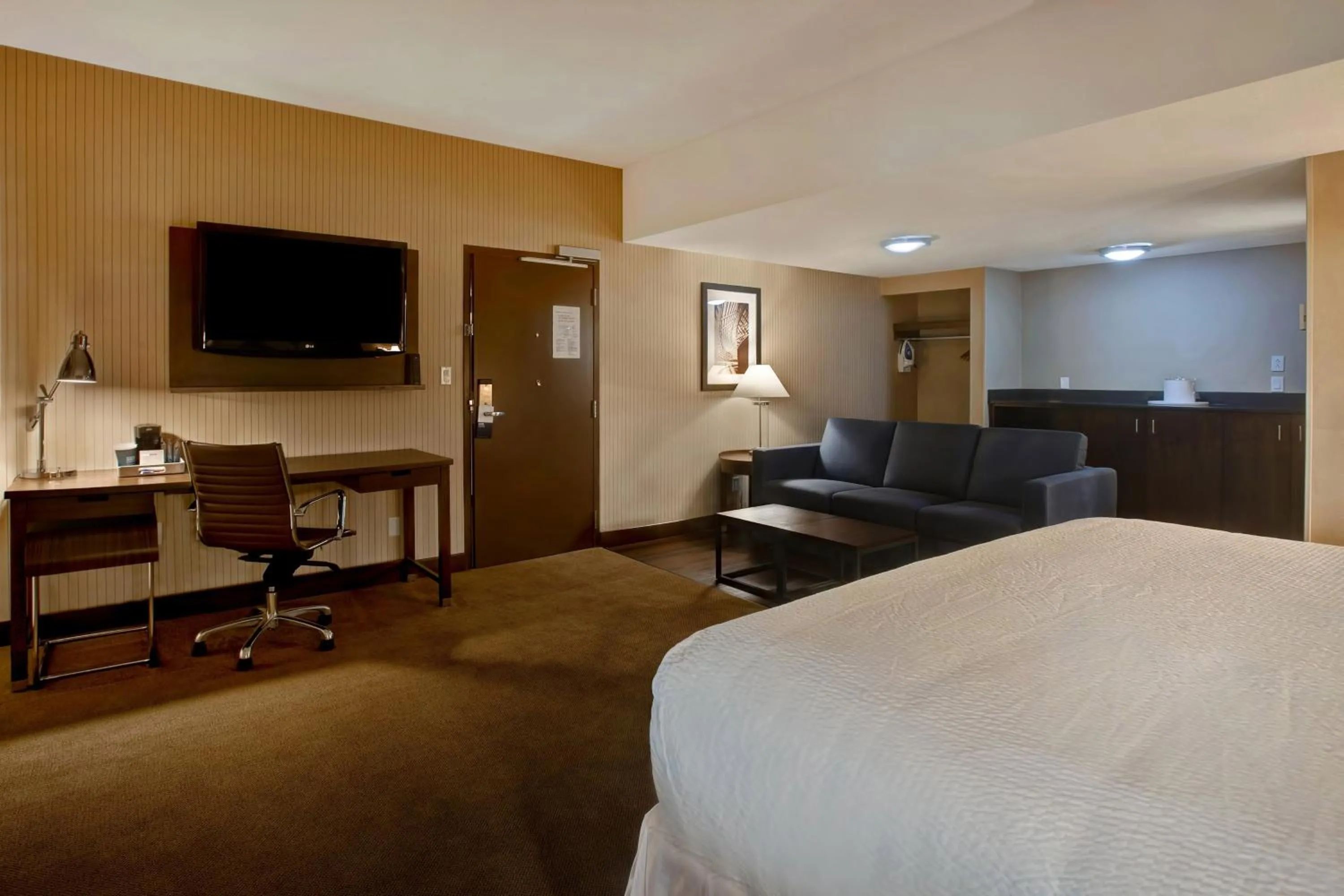Photo of the whole room, Bed in Four Points by Sheraton Peoria