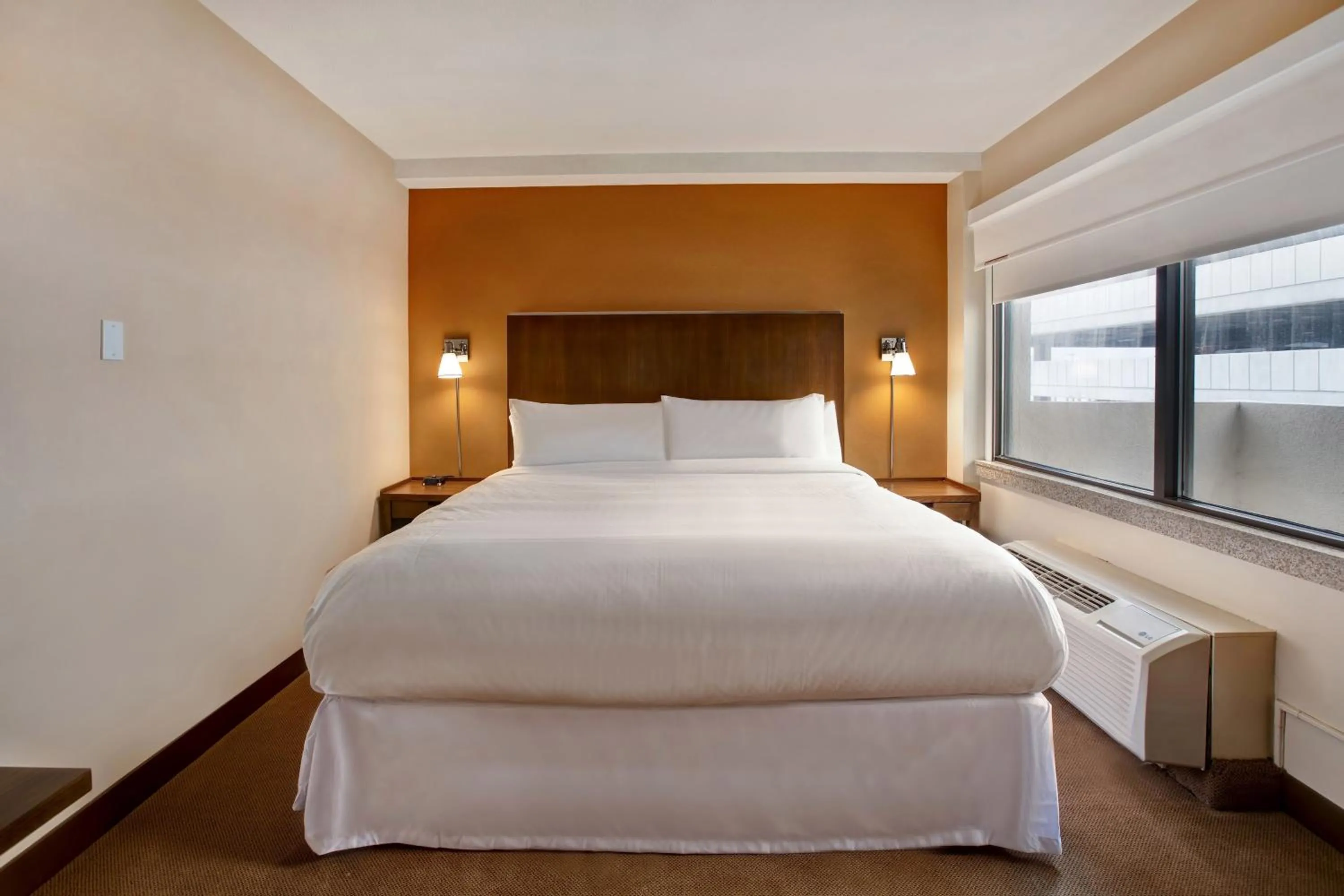 Photo of the whole room, Bed in Four Points by Sheraton Peoria