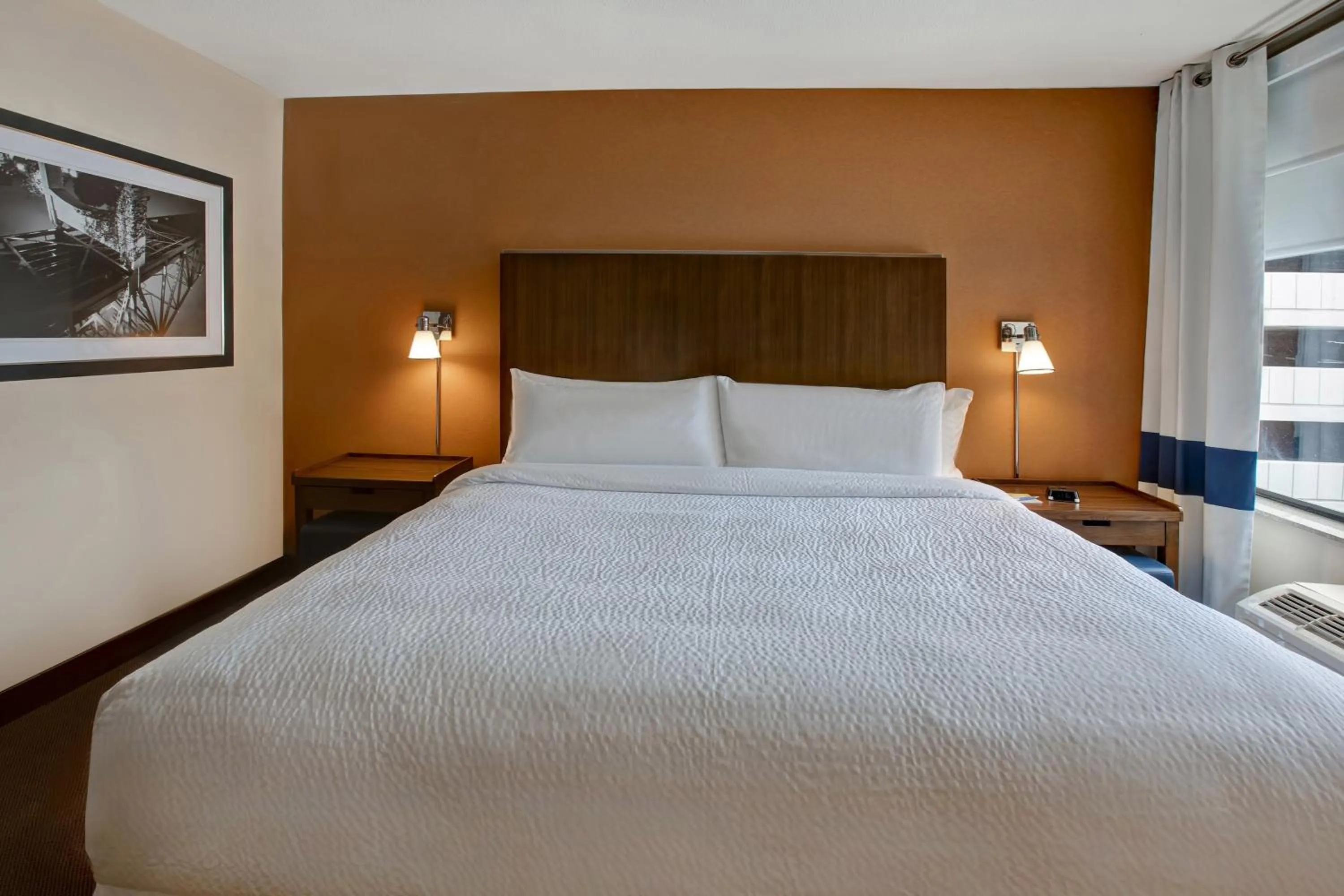 Photo of the whole room, Bed in Four Points by Sheraton Peoria