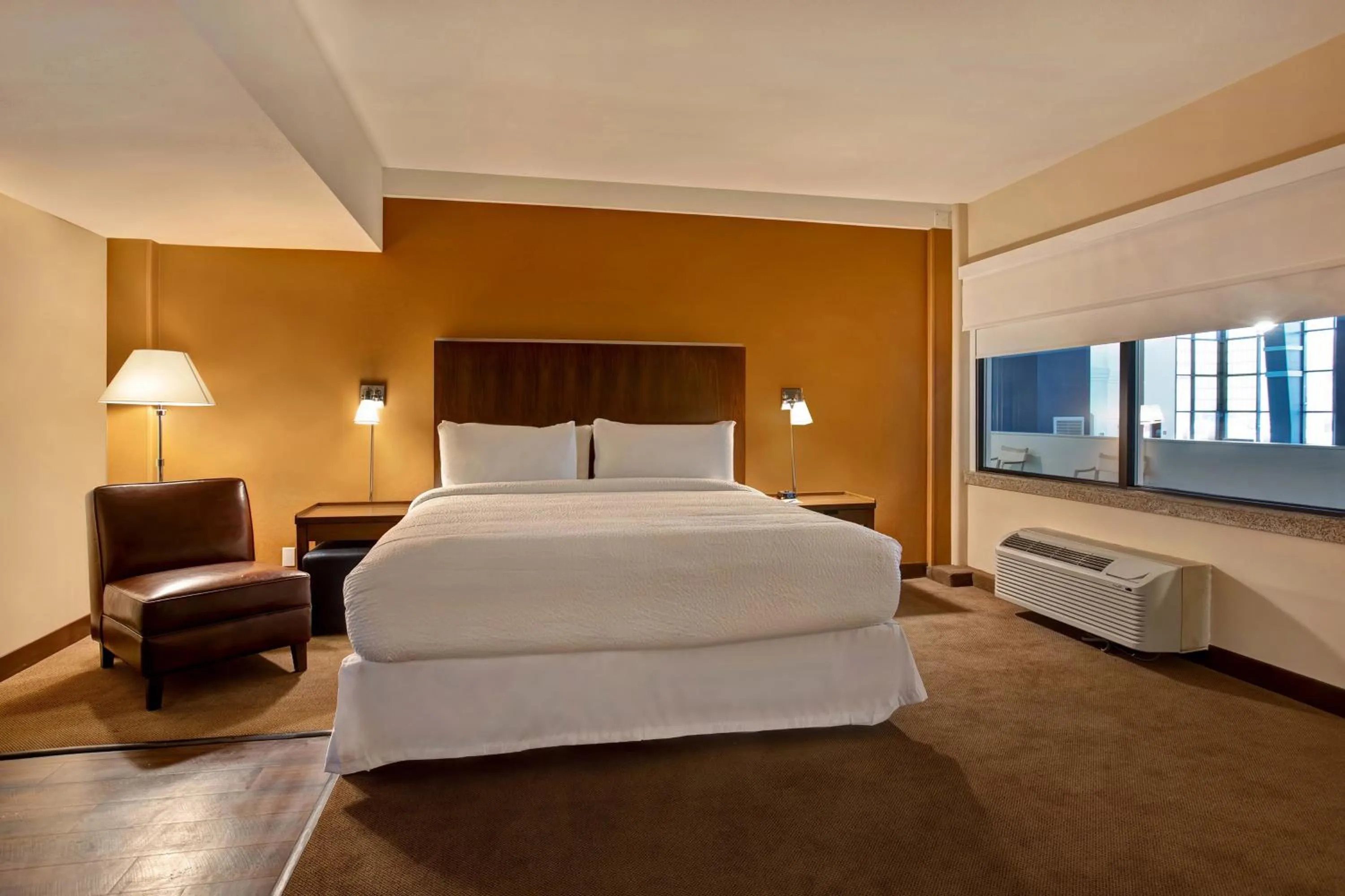 Photo of the whole room, Bed in Four Points by Sheraton Peoria